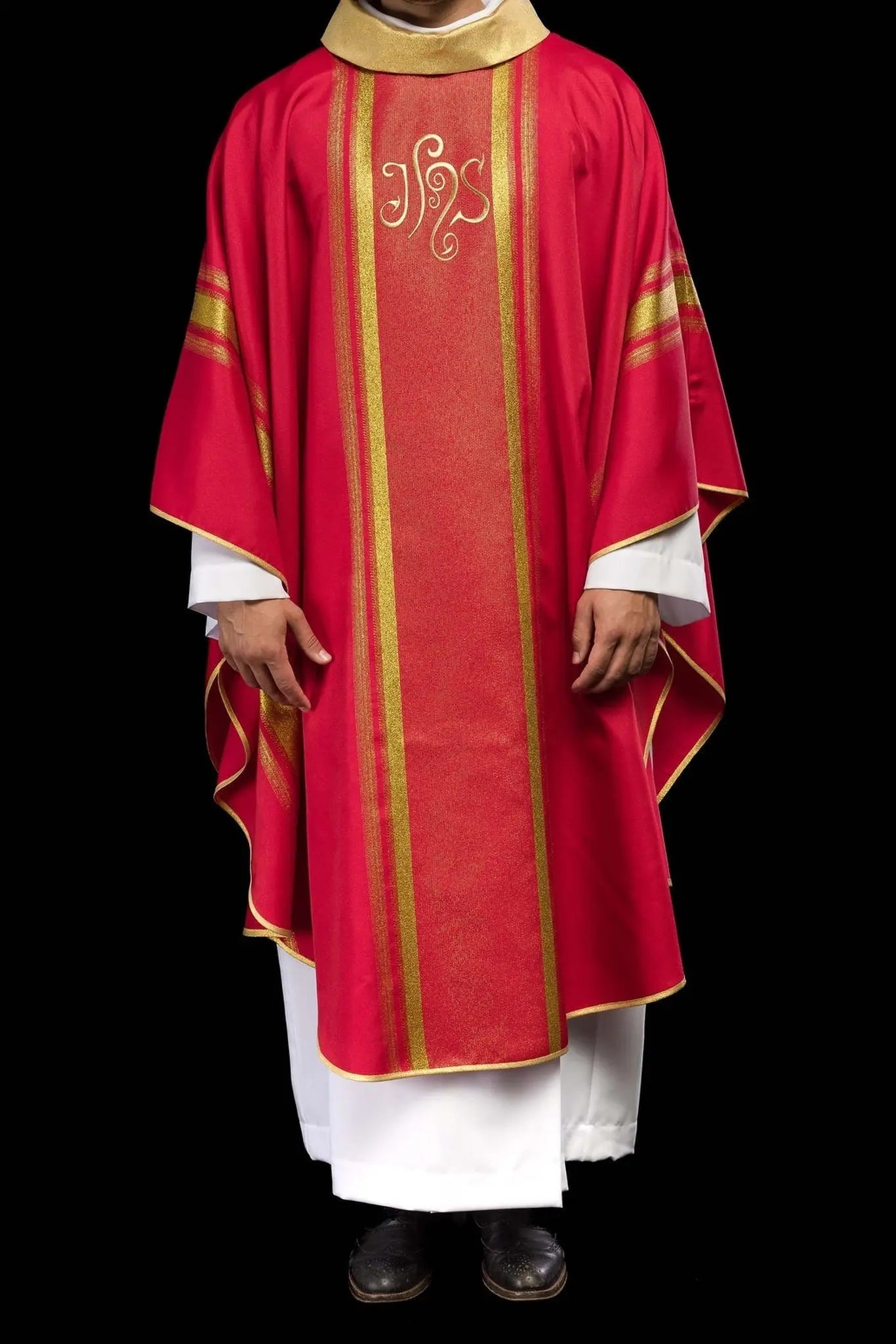 Chasuble rouge brodée avec motif IHS et dorure