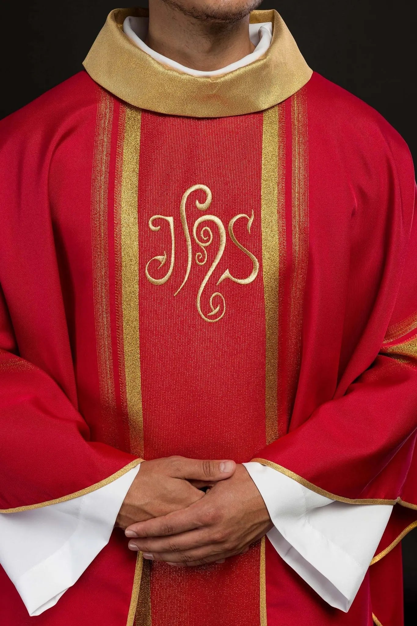 Chasuble rouge brodée avec motif IHS et dorure