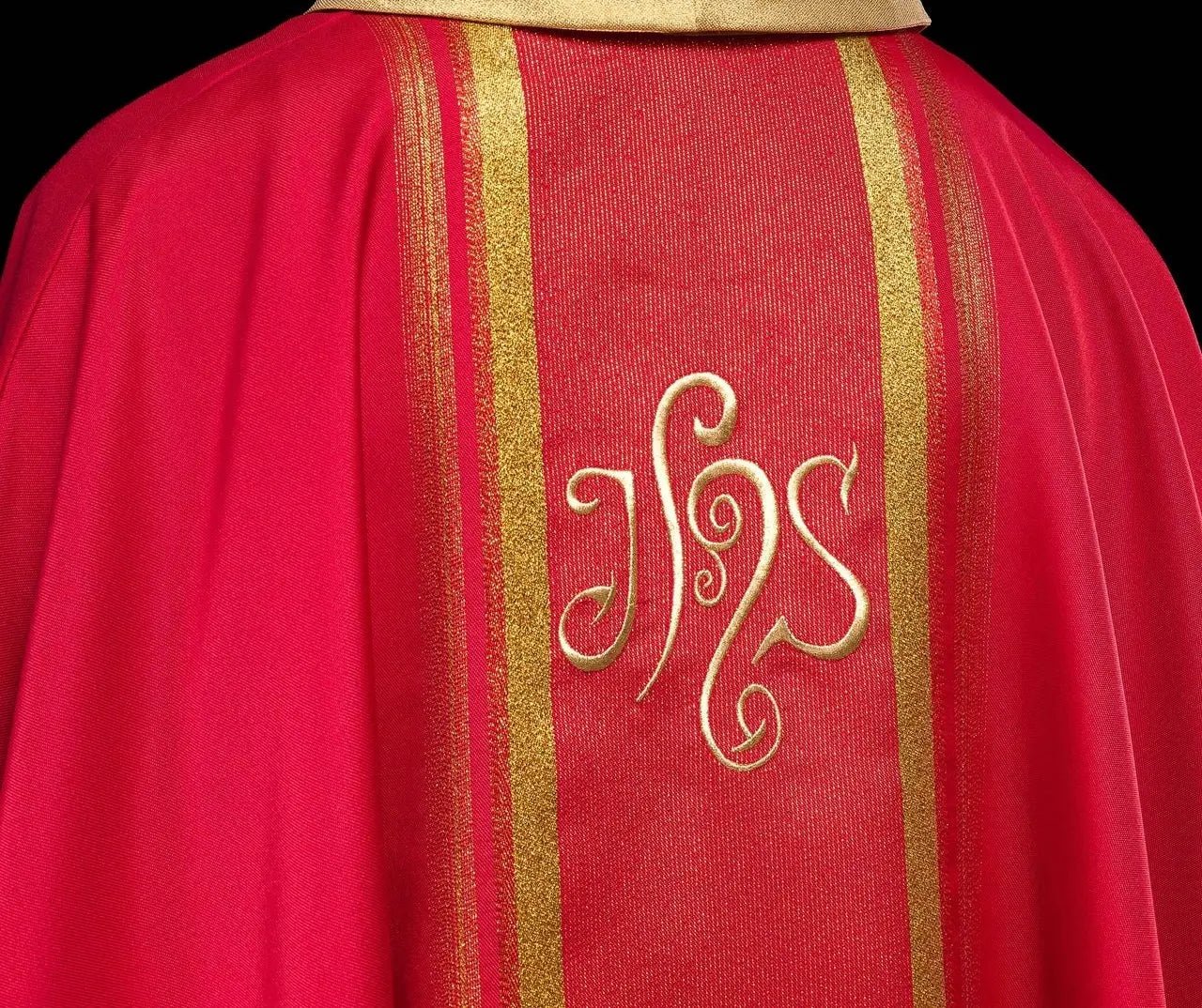 Chasuble rouge brodée avec motif IHS et dorure
