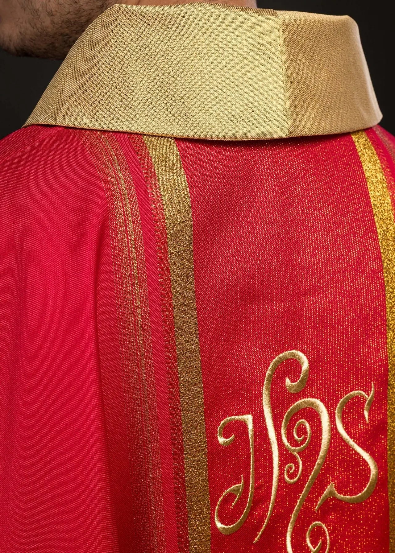 Chasuble rouge brodée avec motif IHS et dorure