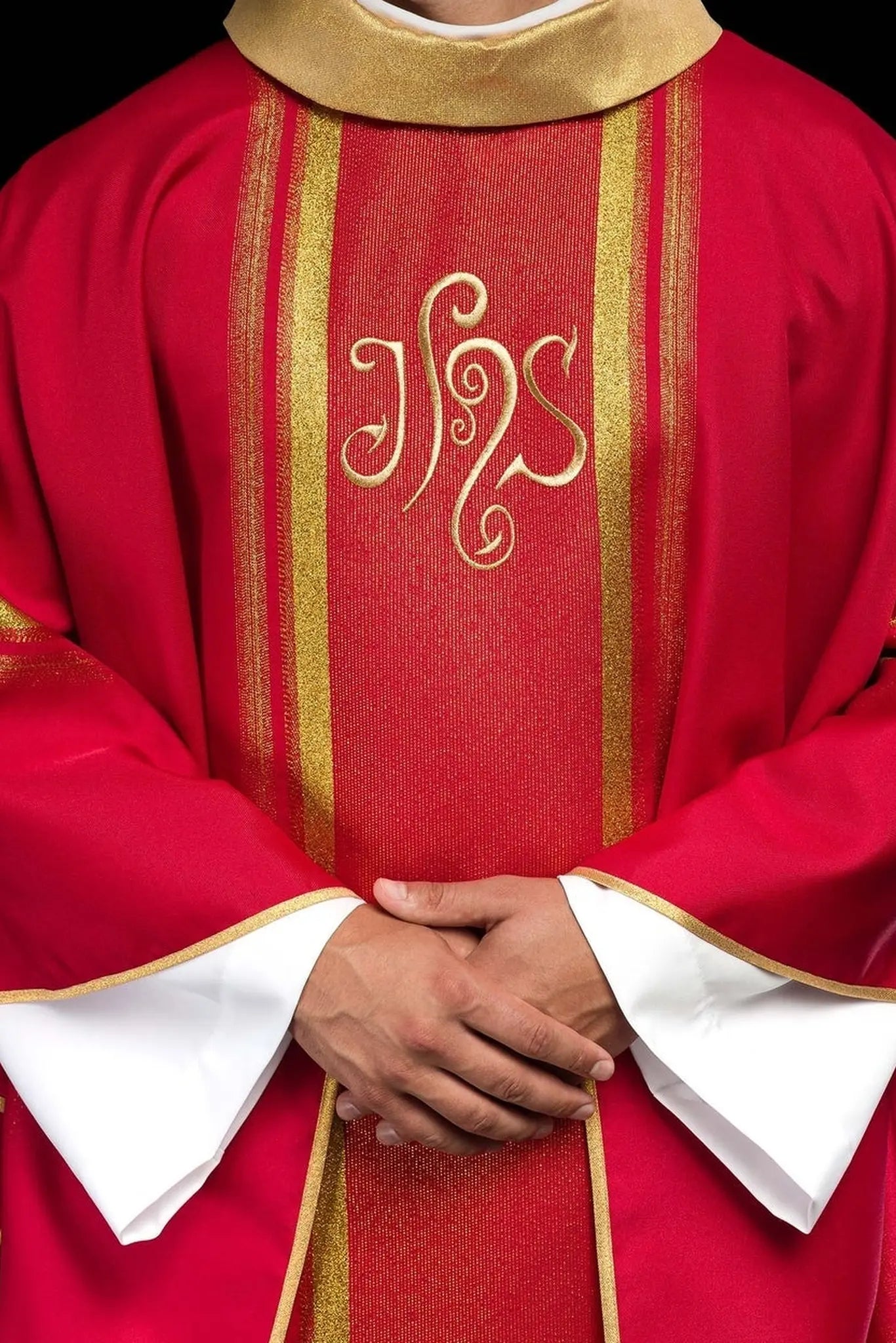 Chasuble rouge brodée avec motif IHS et dorure