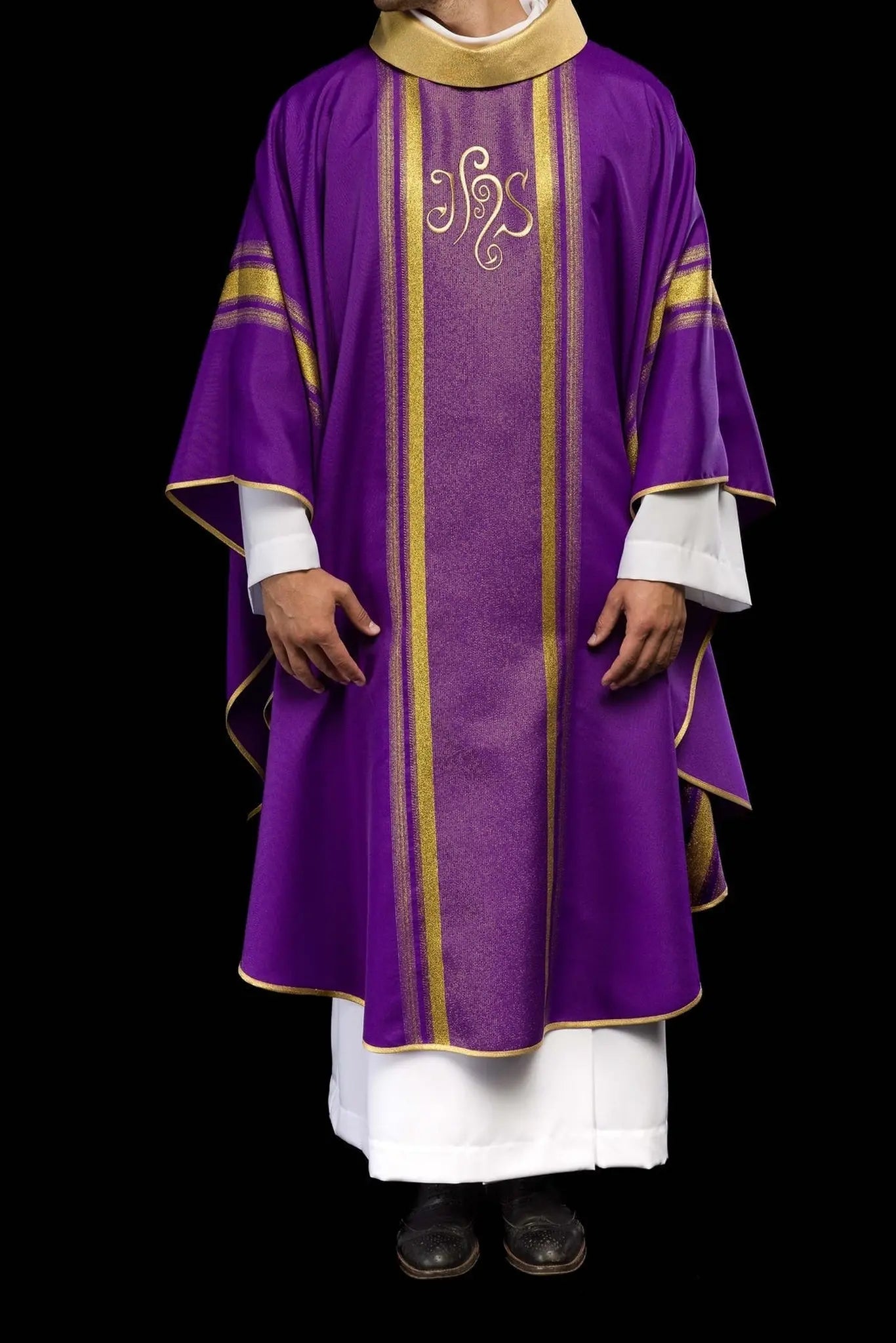Chasuble violette brodée avec motif IHS et dorure