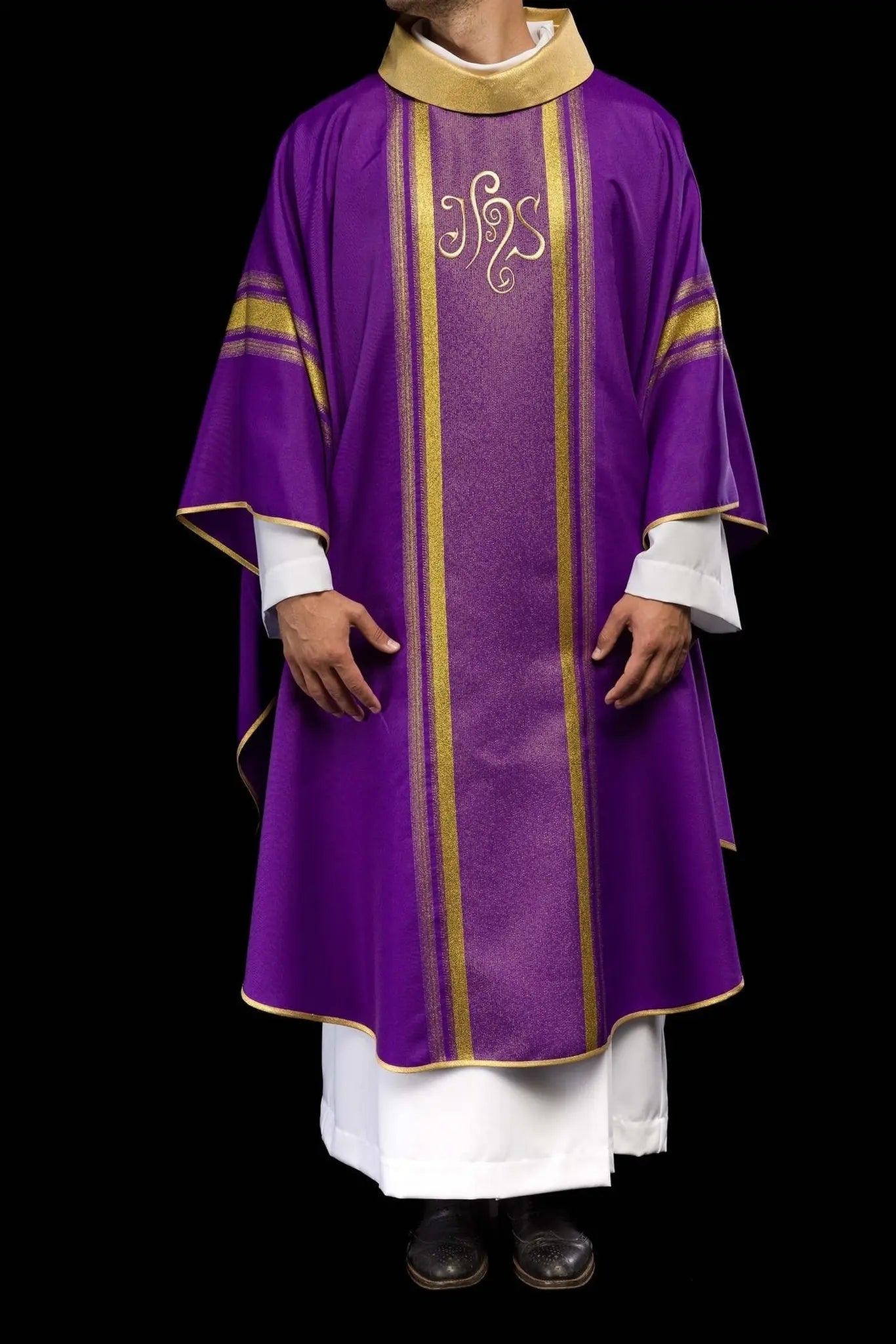 Chasuble violette brodée avec motif IHS et dorure
