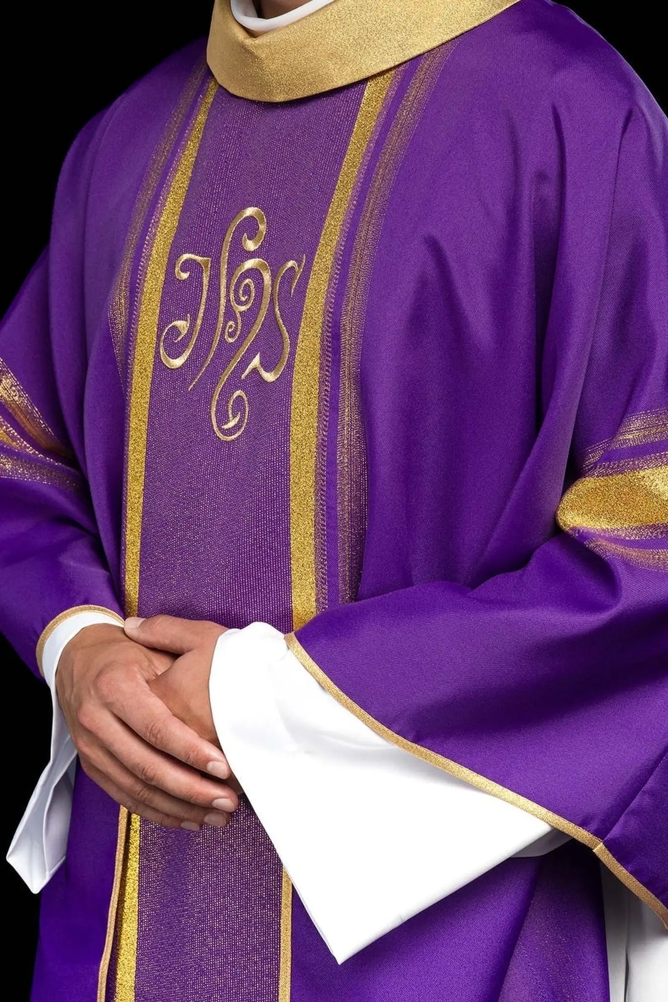 Chasuble violette brodée avec motif IHS et dorure