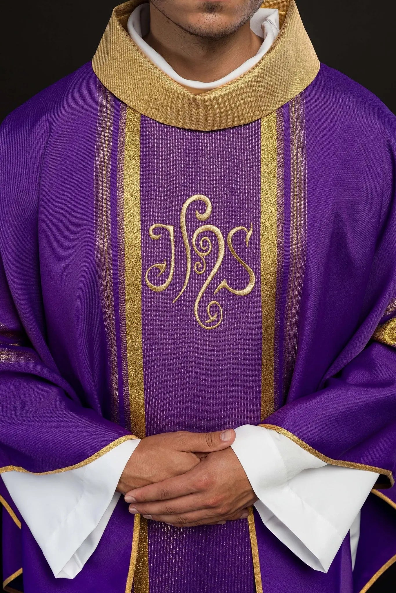 Chasuble violette brodée avec motif IHS et dorure