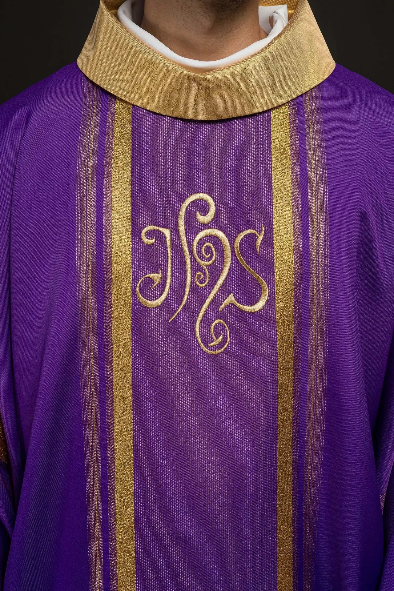 Chasuble violette brodée avec motif IHS et dorure