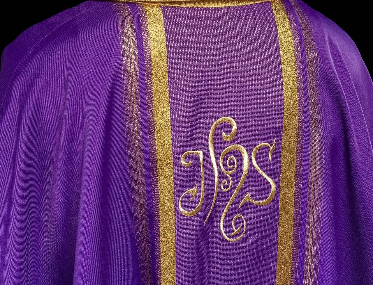 Chasuble violette brodée avec motif IHS et dorure