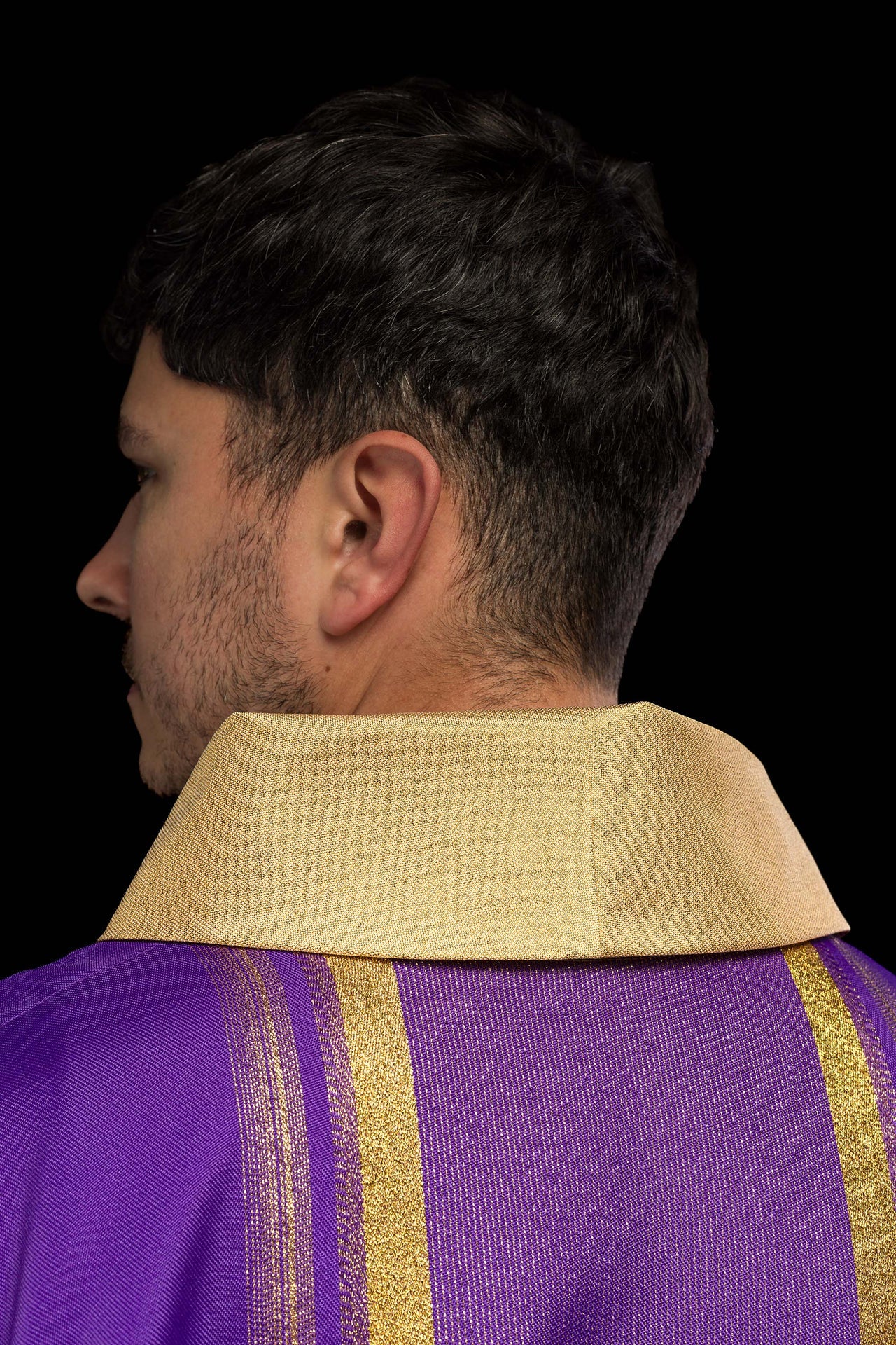 Fioletowy ornat haftowany z wzorem IHS ze złoceniami - ORNATY.PL