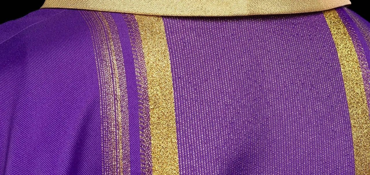 Chasuble violette brodée avec motif IHS et dorure
