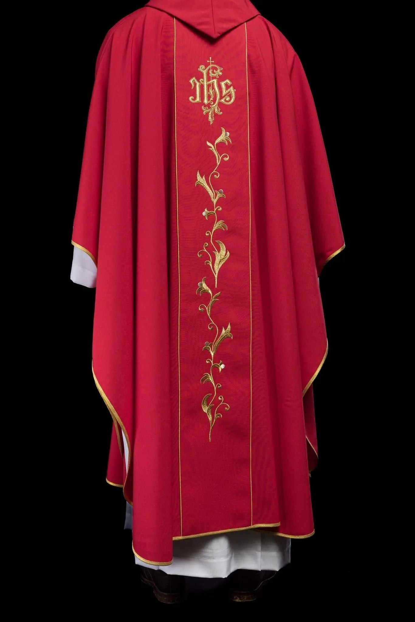 Chasuble rouge brodée IHS avec ornements