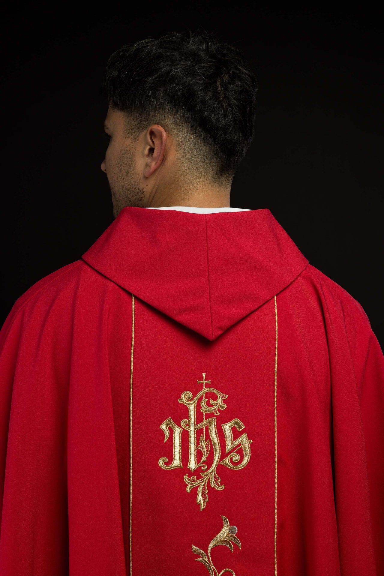 Czerwony Ornat haftowany IHS ze zdobieniami - ORNATY.PL