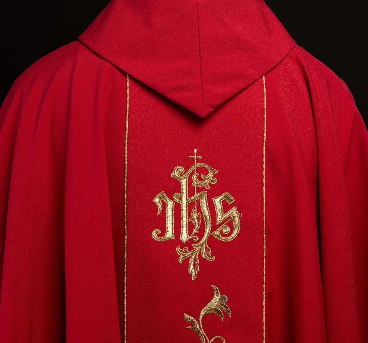 Chasuble rouge brodée IHS avec ornements