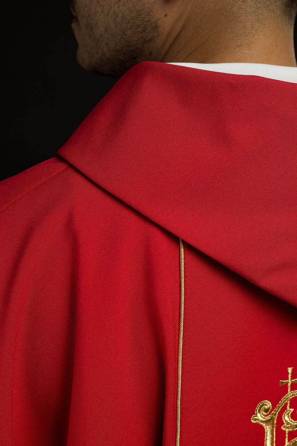 Czerwony Ornat haftowany IHS ze zdobieniami - ORNATY.PL