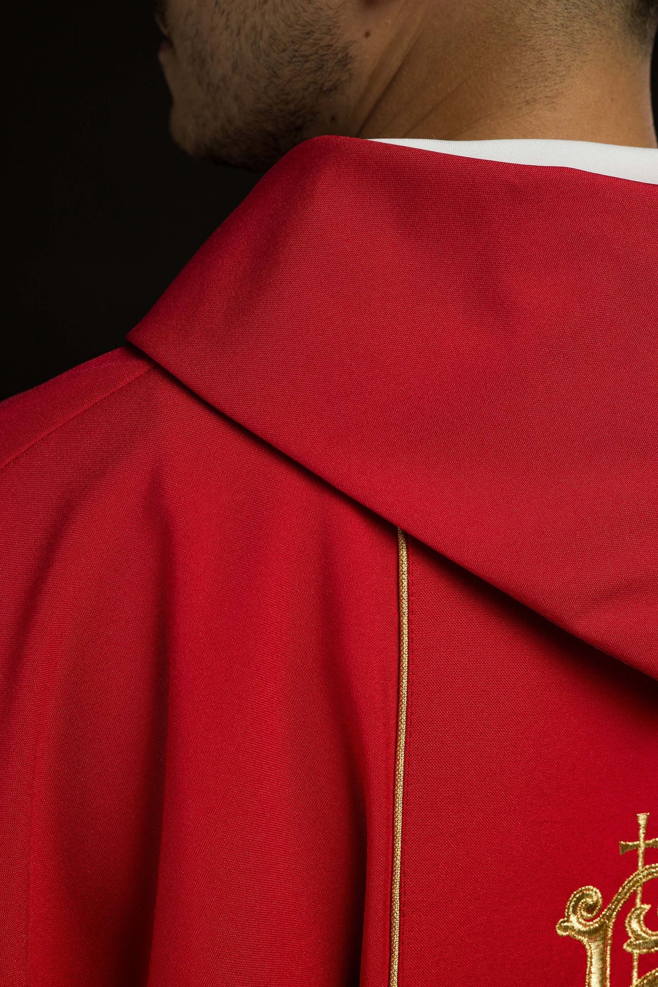 Czerwony Ornat haftowany IHS ze zdobieniami - ORNATY.PL