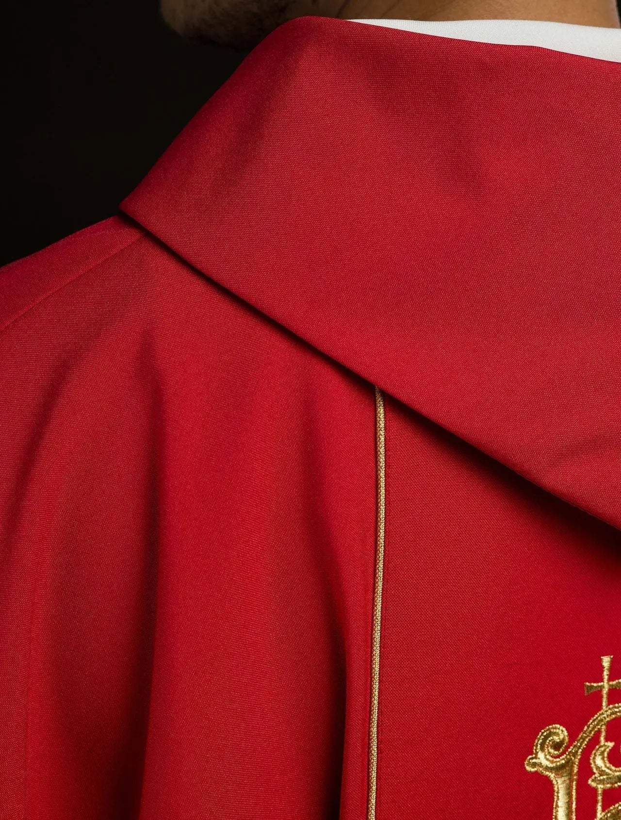 Chasuble rouge brodée IHS avec ornements