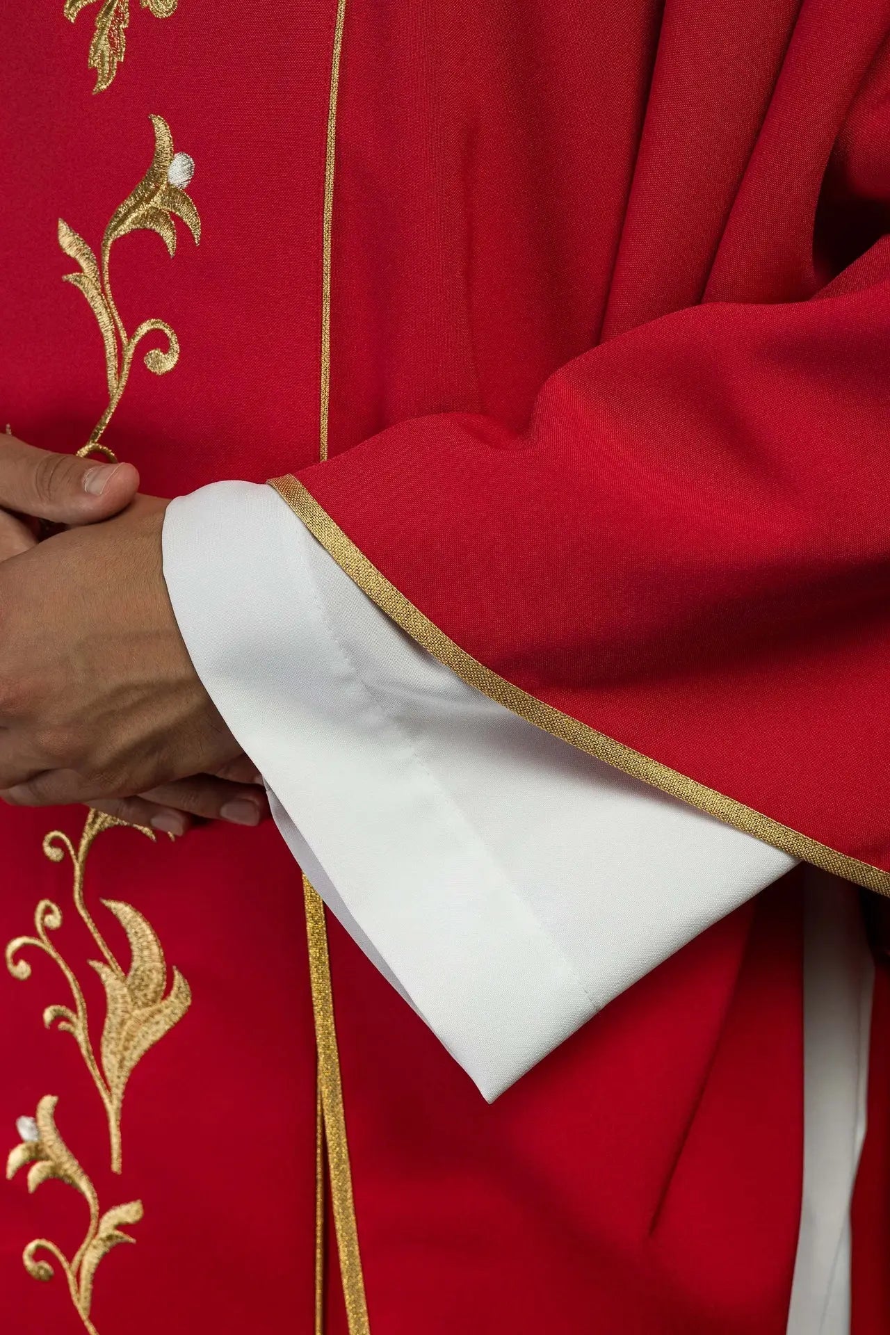 Chasuble rouge brodée IHS avec ornements