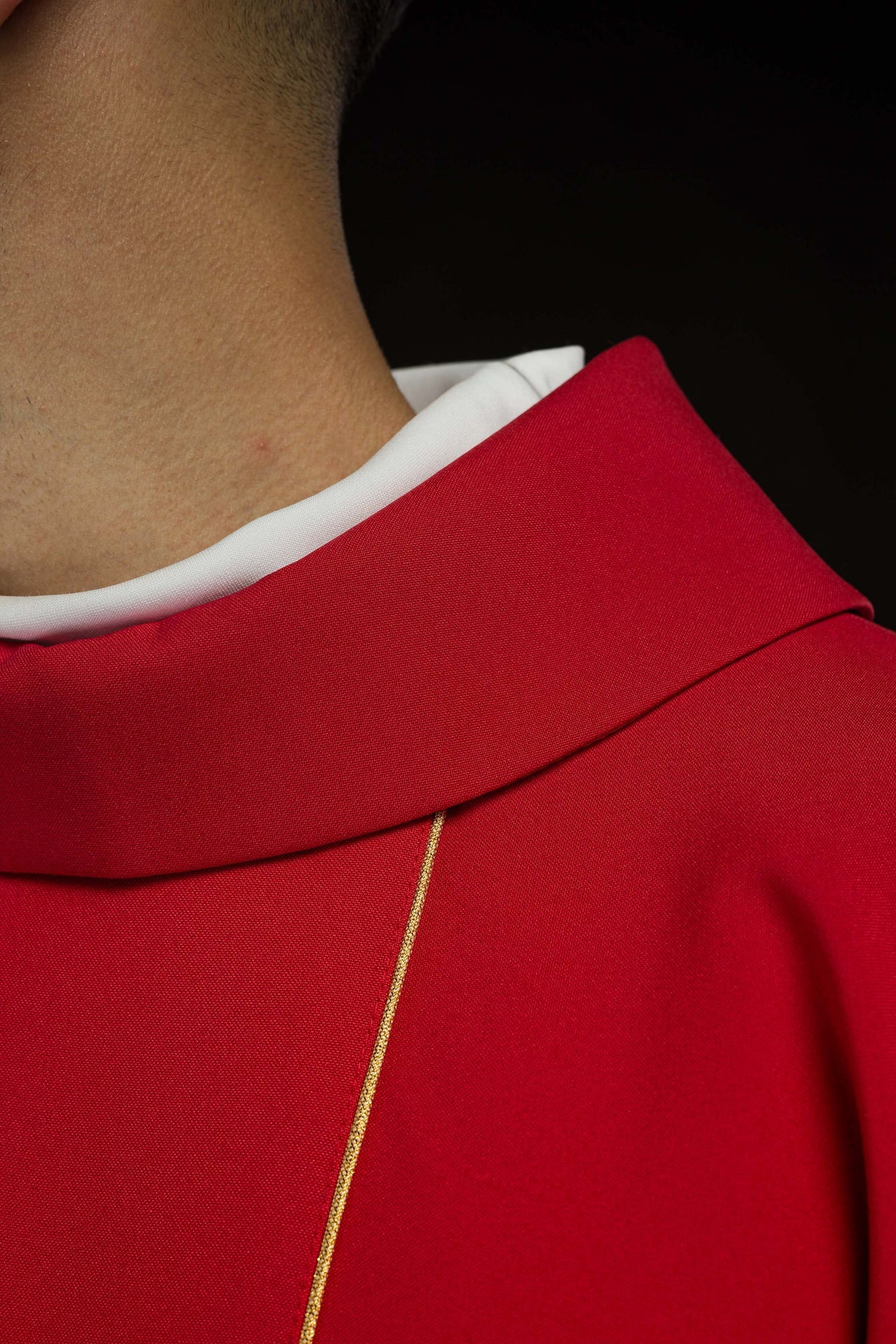 Czerwony Ornat haftowany IHS ze zdobieniami - ORNATY.PL