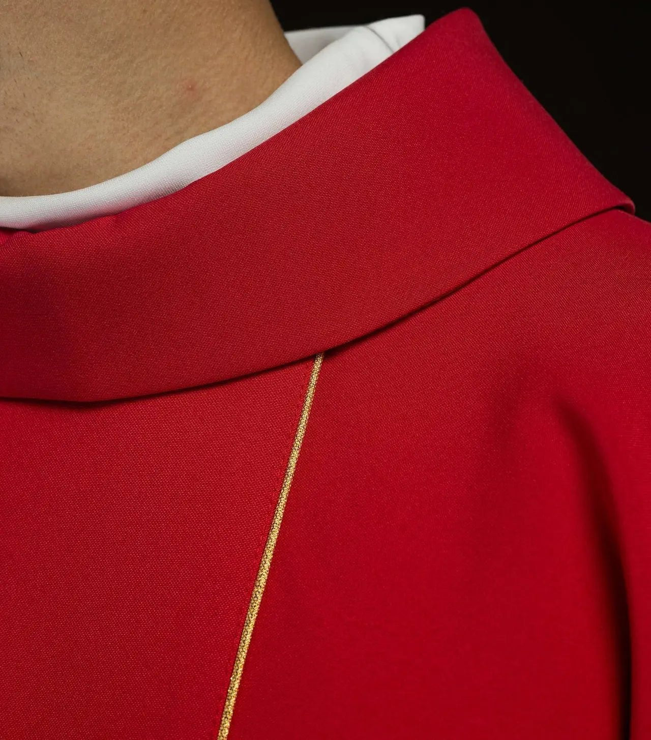 Chasuble rouge brodée IHS avec ornements