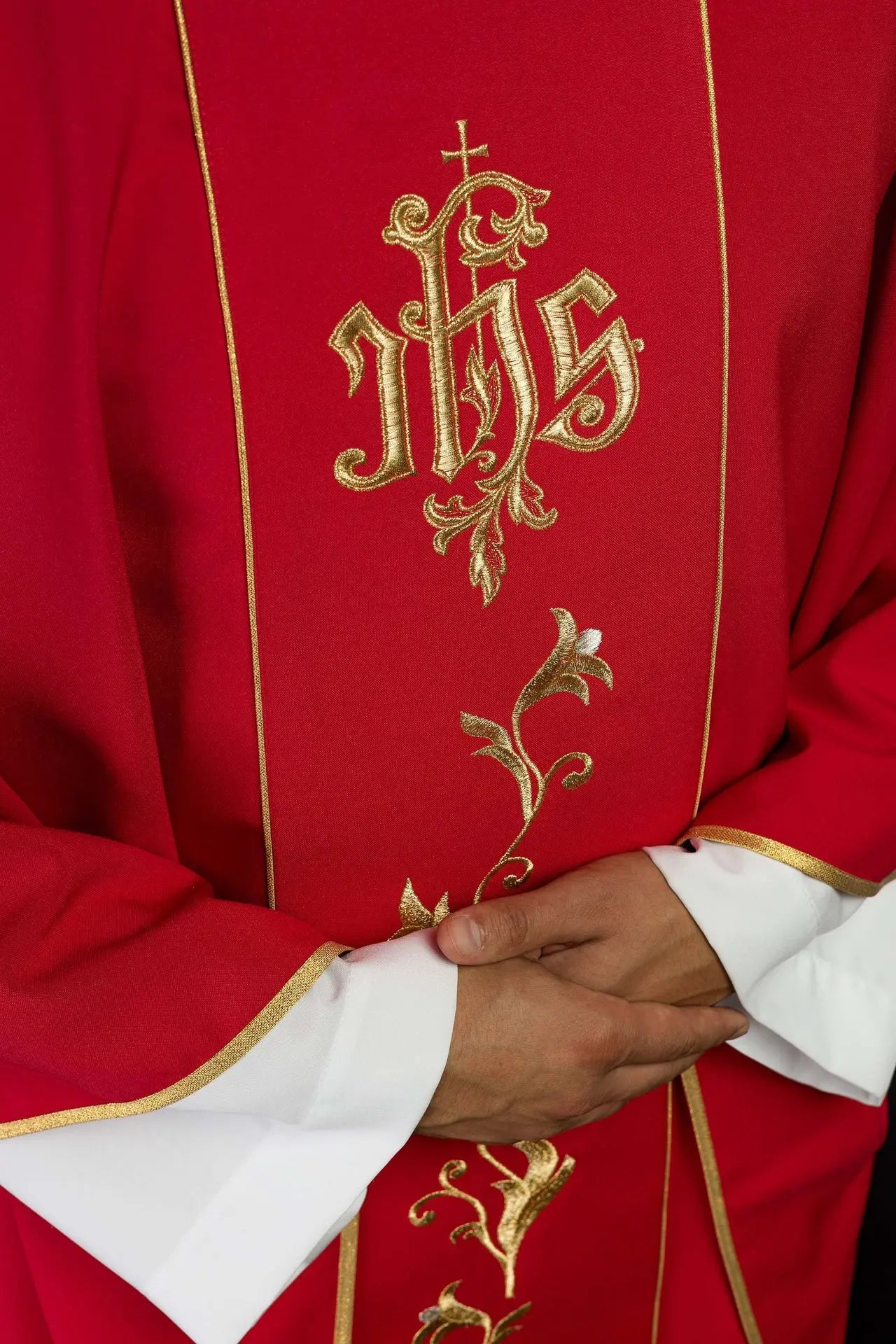 Chasuble rouge brodée IHS avec ornements