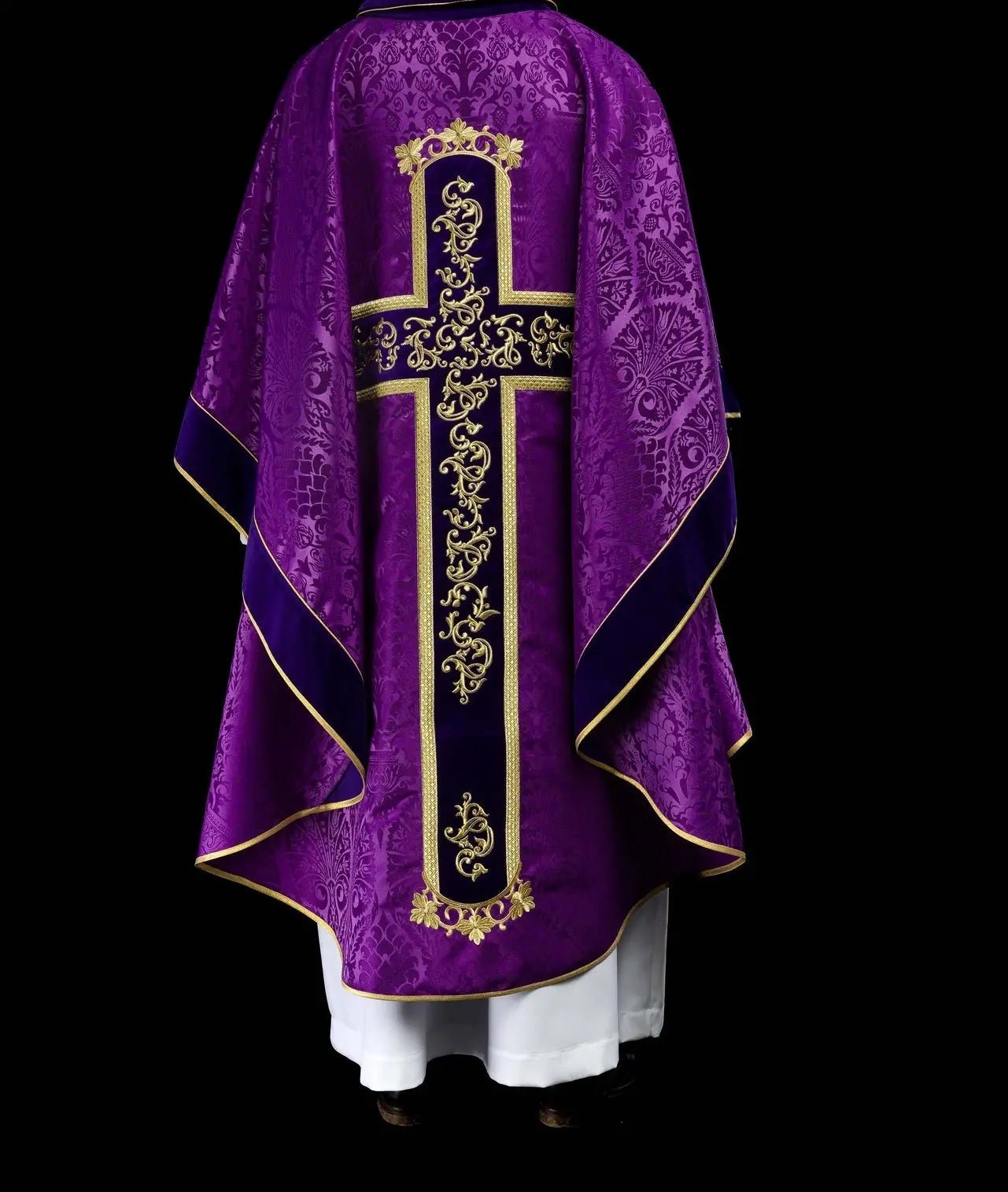 Chasuble violette brodée avec motif de Jésus-Christ