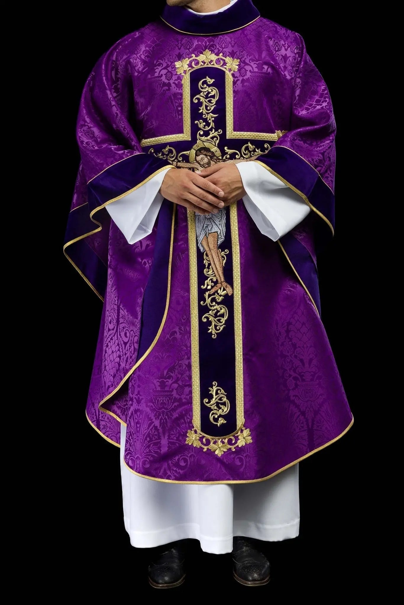 Chasuble violette brodée avec motif de Jésus-Christ