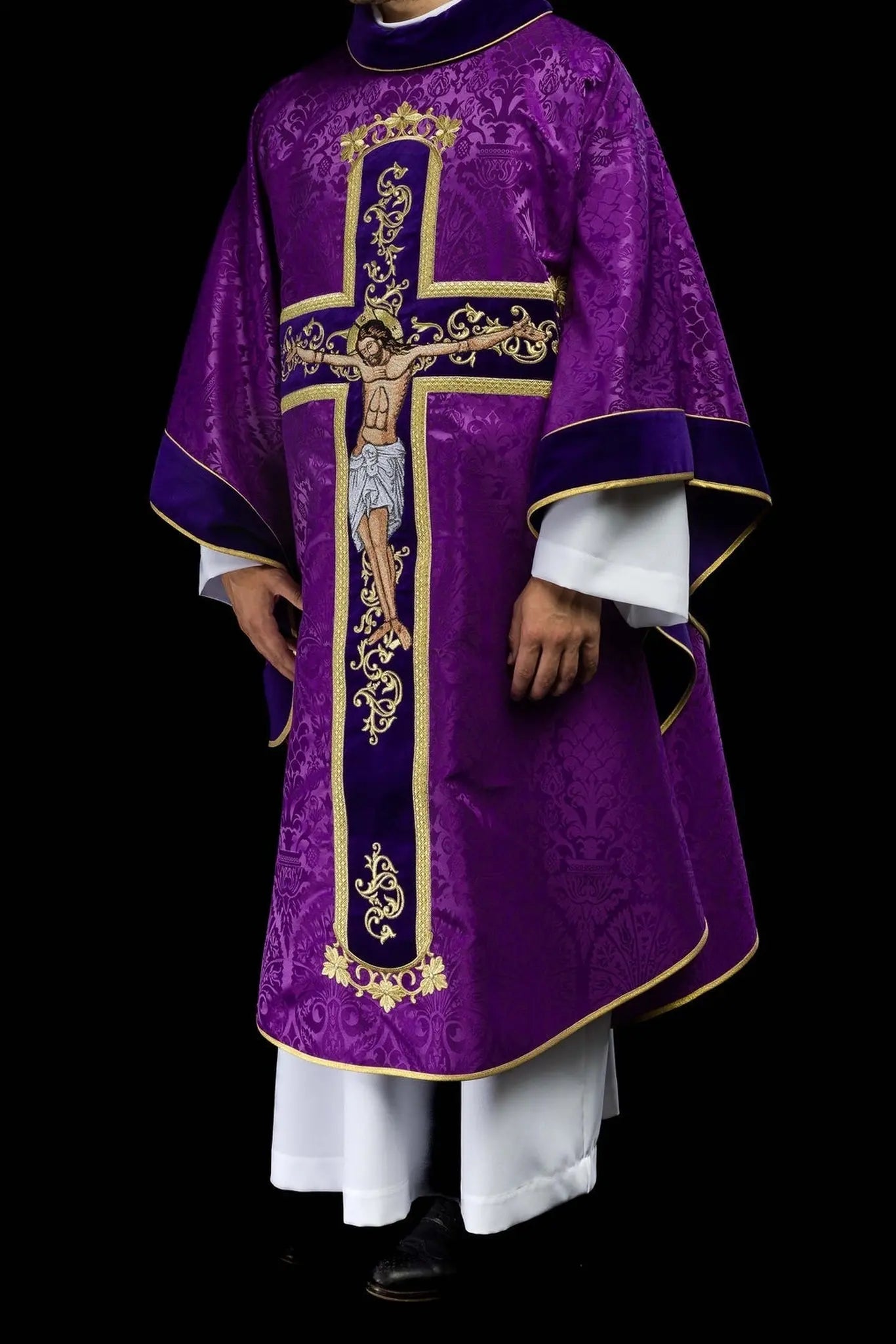 Chasuble violette brodée avec motif de Jésus-Christ