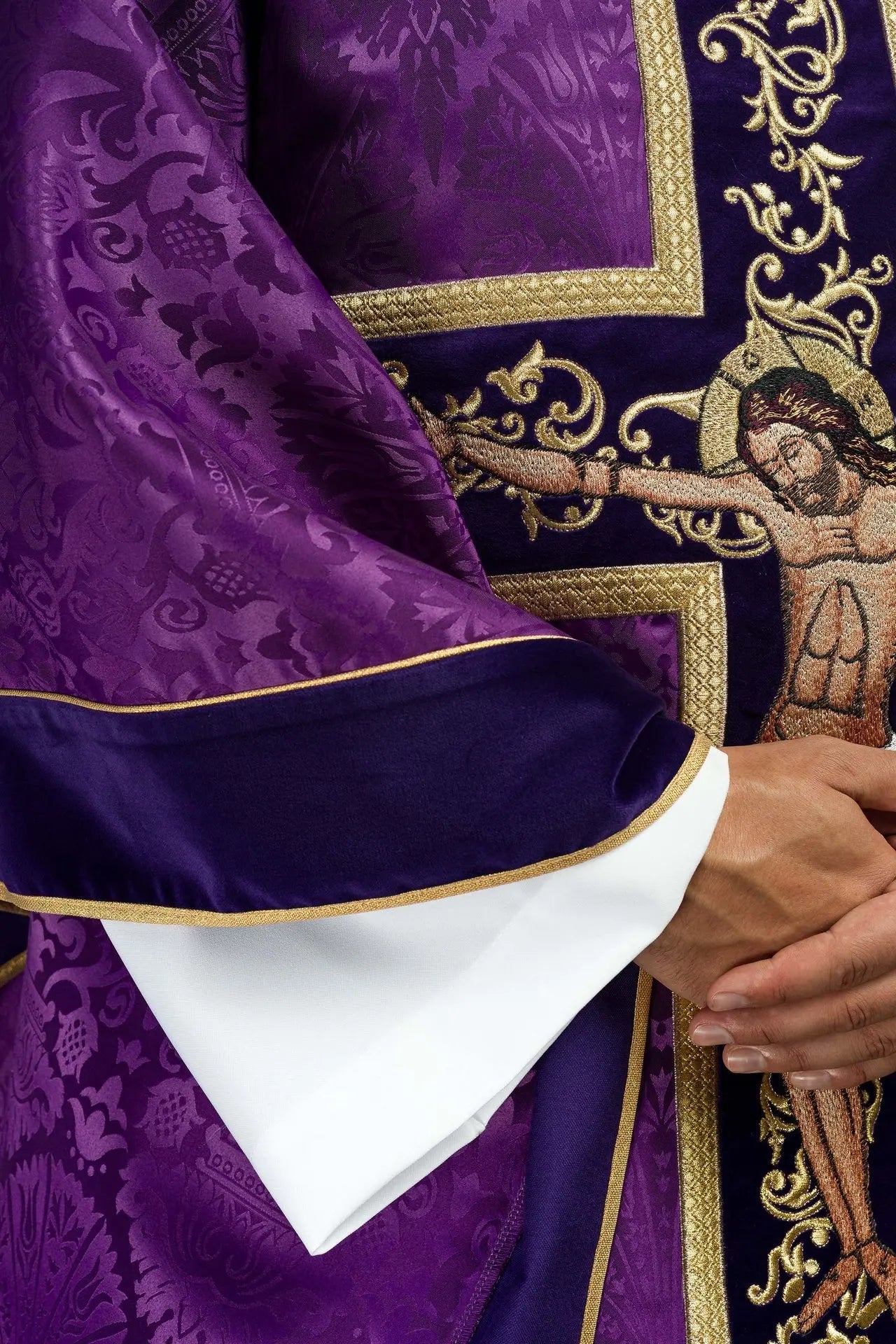 Chasuble violette brodée avec motif de Jésus-Christ