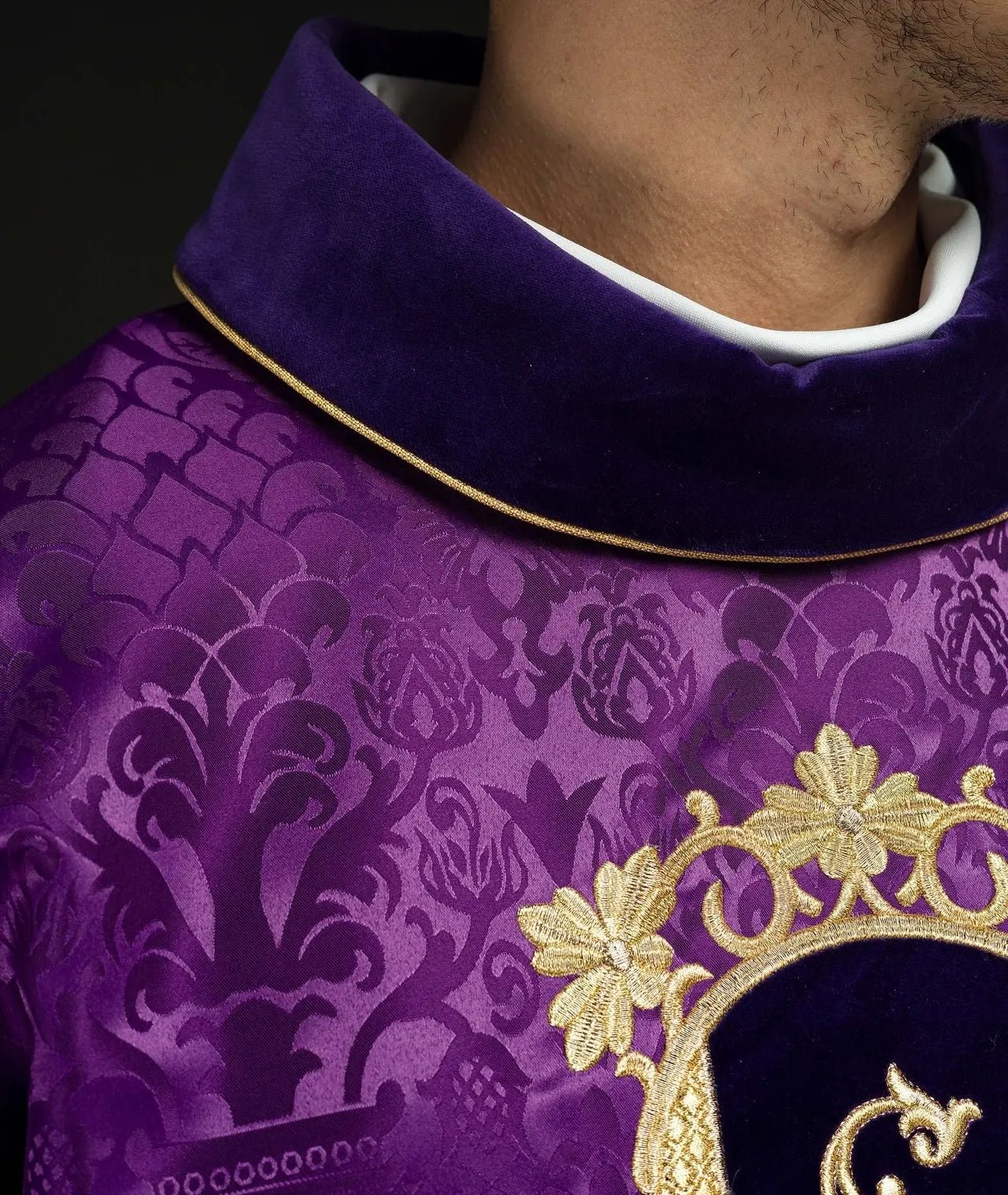 Chasuble violette brodée avec motif de Jésus-Christ