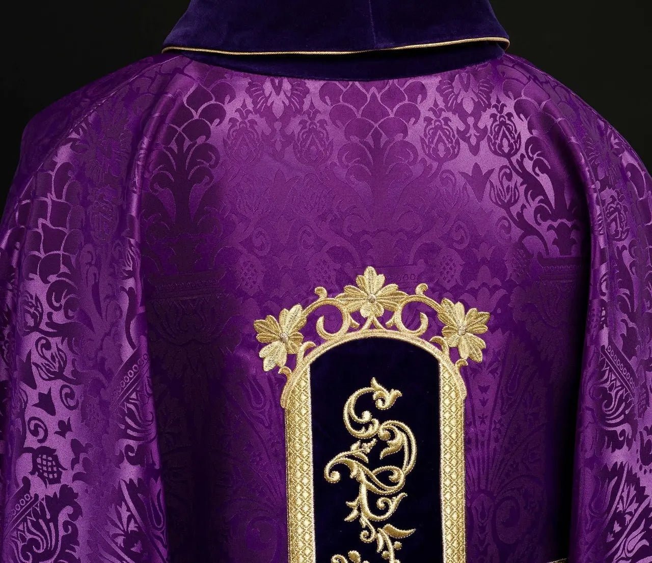 Chasuble violette brodée avec motif de Jésus-Christ