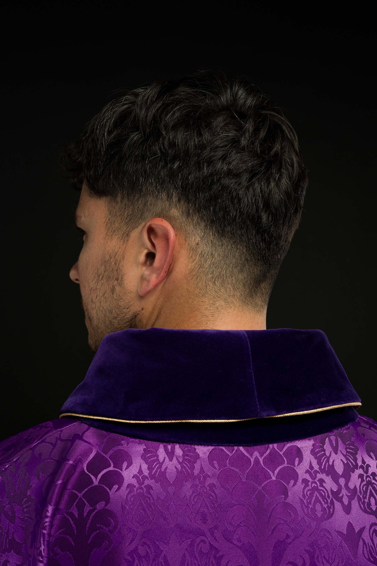 Fioletowy ornat haftowany z wzorem Jezusa Chrystusa - ORNATY.PL