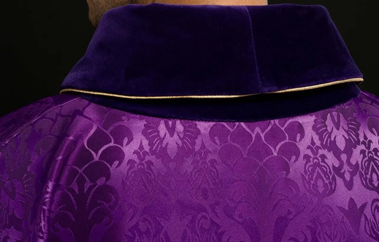 Chasuble violette brodée avec motif de Jésus-Christ