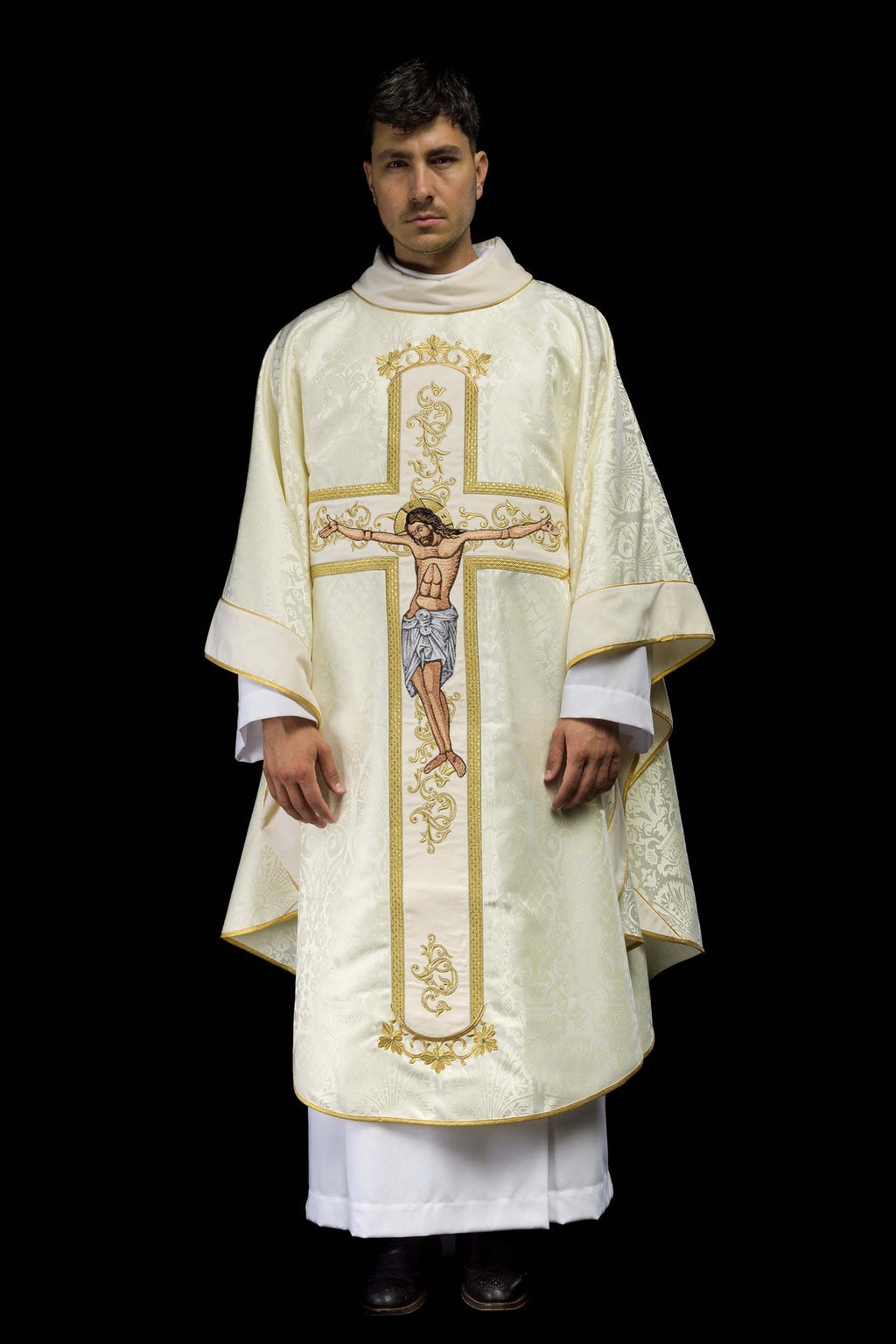 Ornat z wizerunkiem Jezusa Chrystusa na krzyżu w kolorze ecru - ORNATY.PL