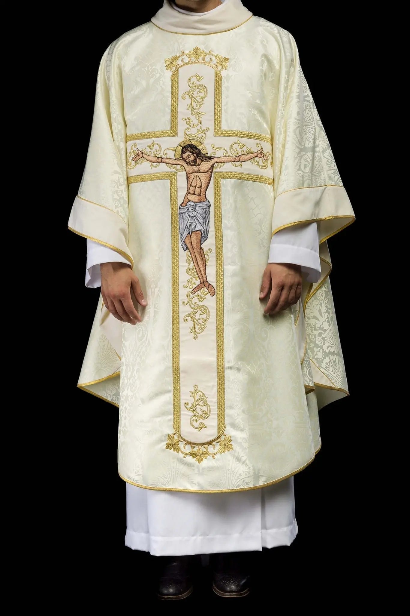 Chasuble avec l'image de Jésus-Christ sur la croix en écru