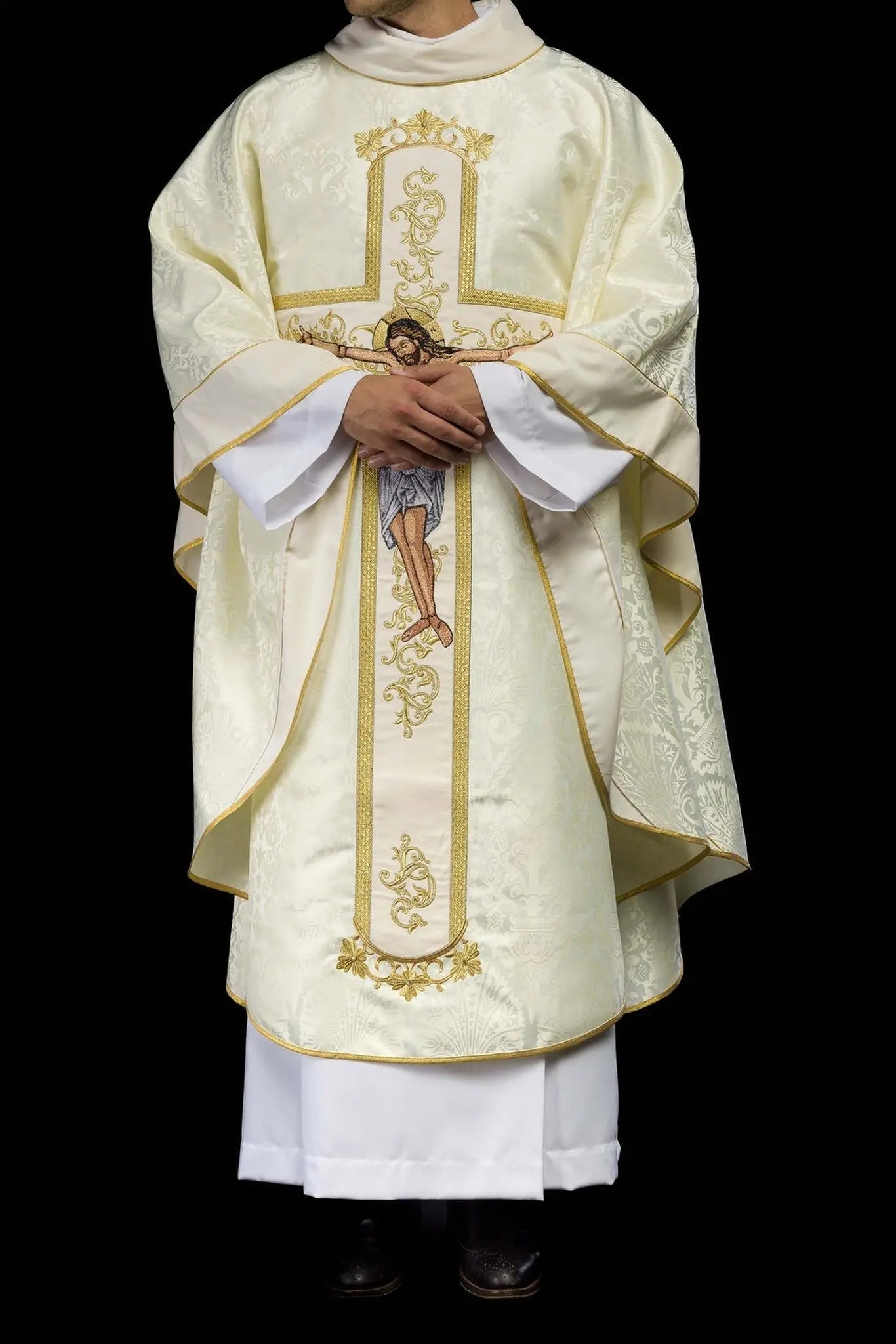 Chasuble avec l'image de Jésus-Christ sur la croix en écru