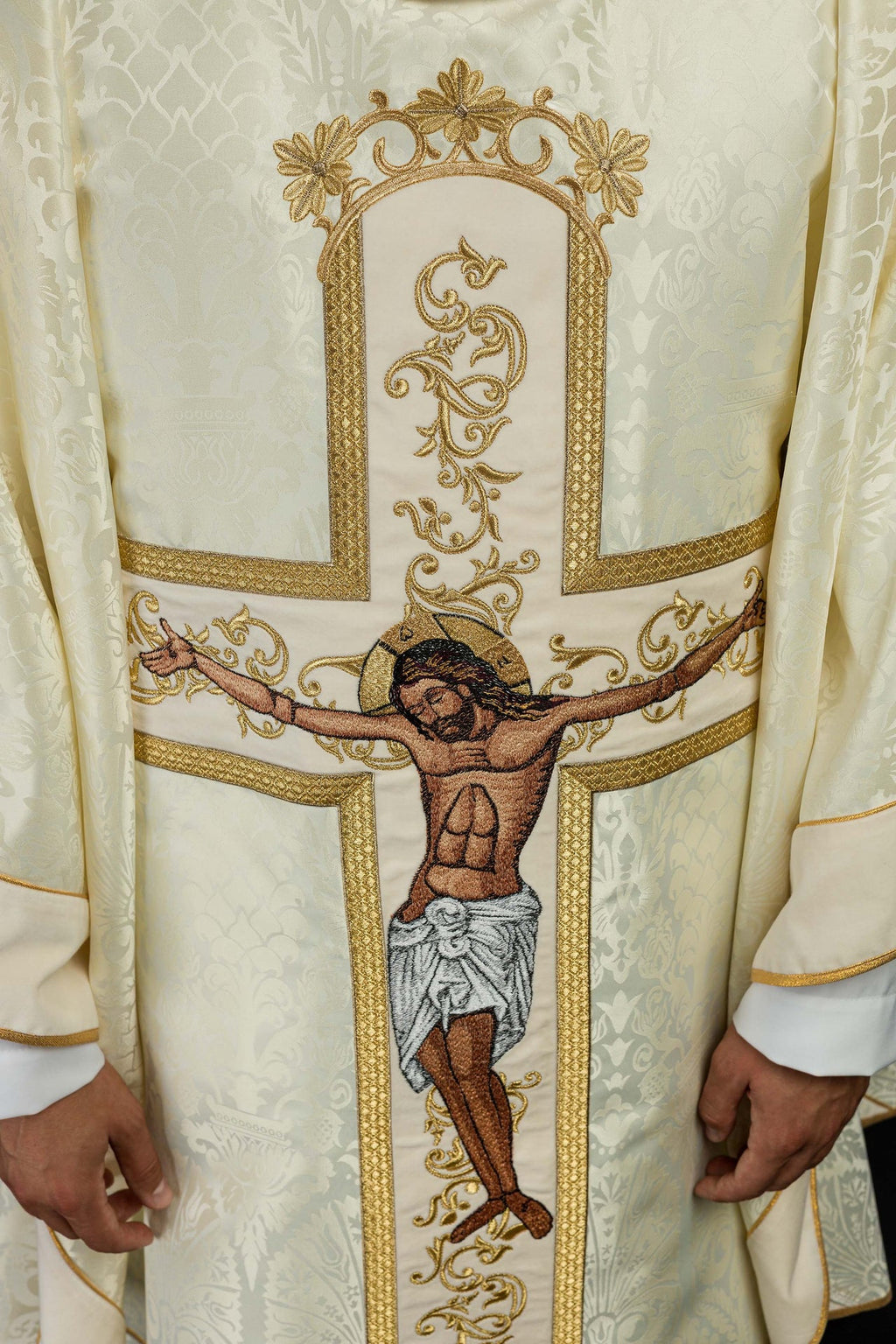 Ornat z wizerunkiem Jezusa Chrystusa na krzyżu w kolorze ecru - ORNATY.PL