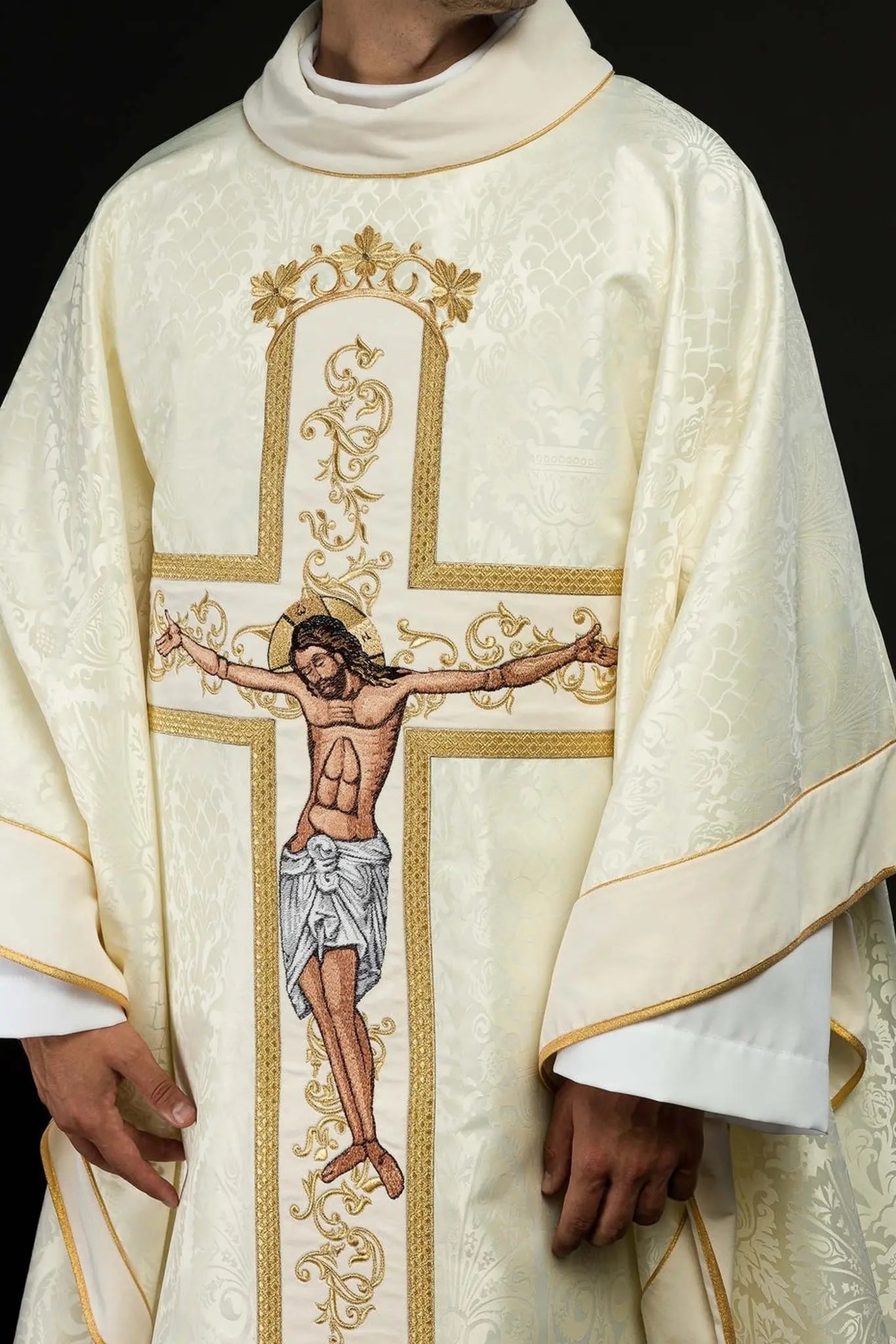 Chasuble avec l'image de Jésus-Christ sur la croix en écru