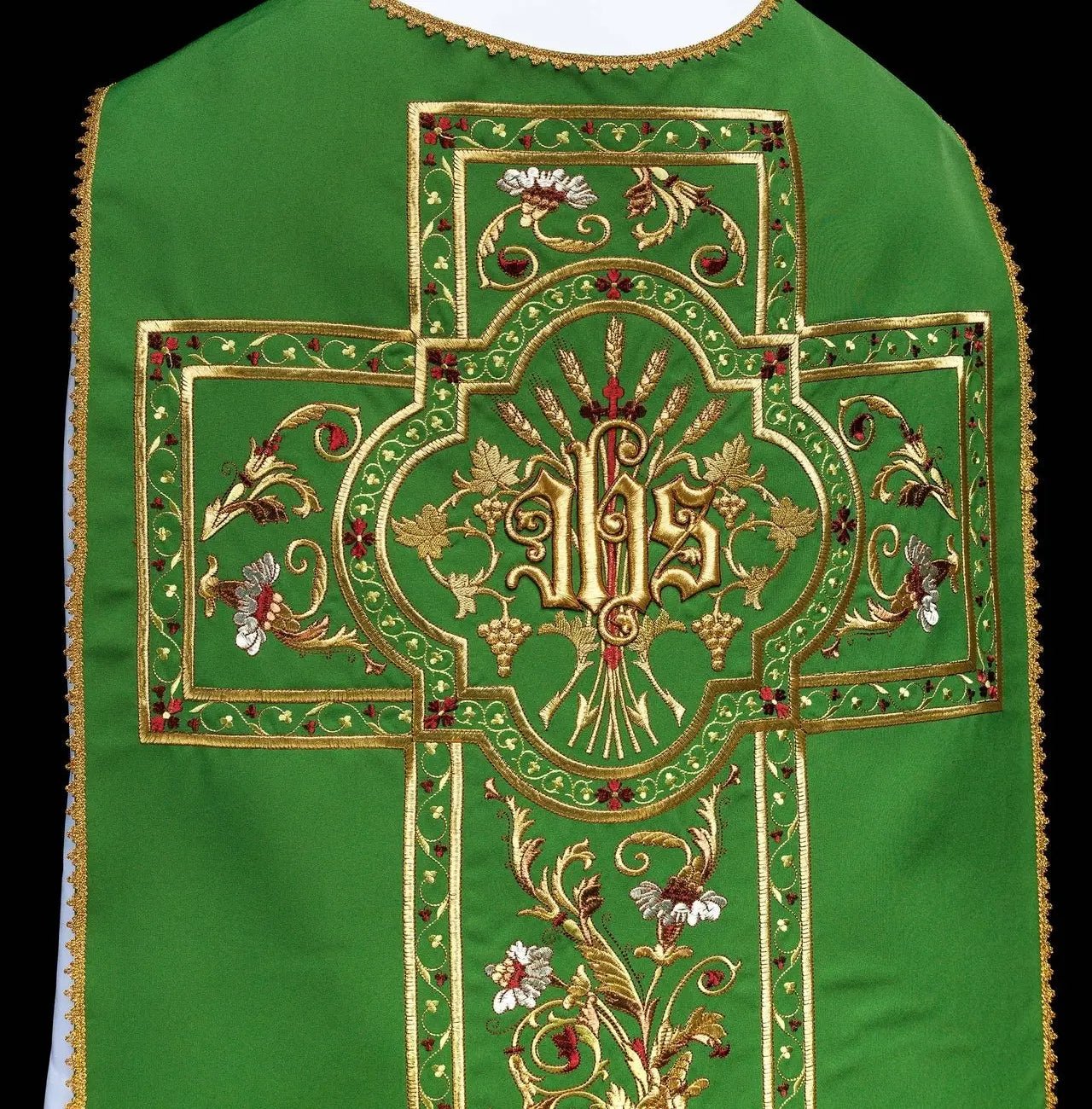 Chasuble romaine verte brodée avec motif IHS