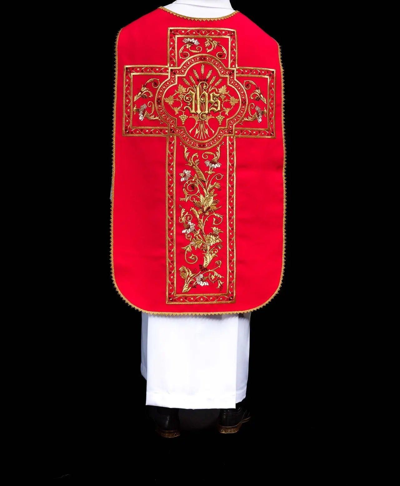 Chasuble romaine rouge brodée avec motif IHS