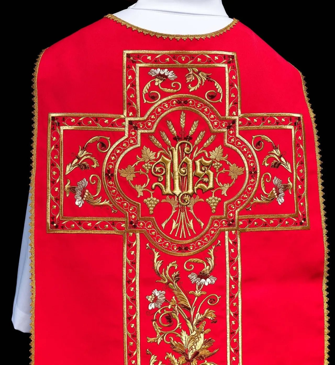 Chasuble romaine rouge brodée avec motif IHS