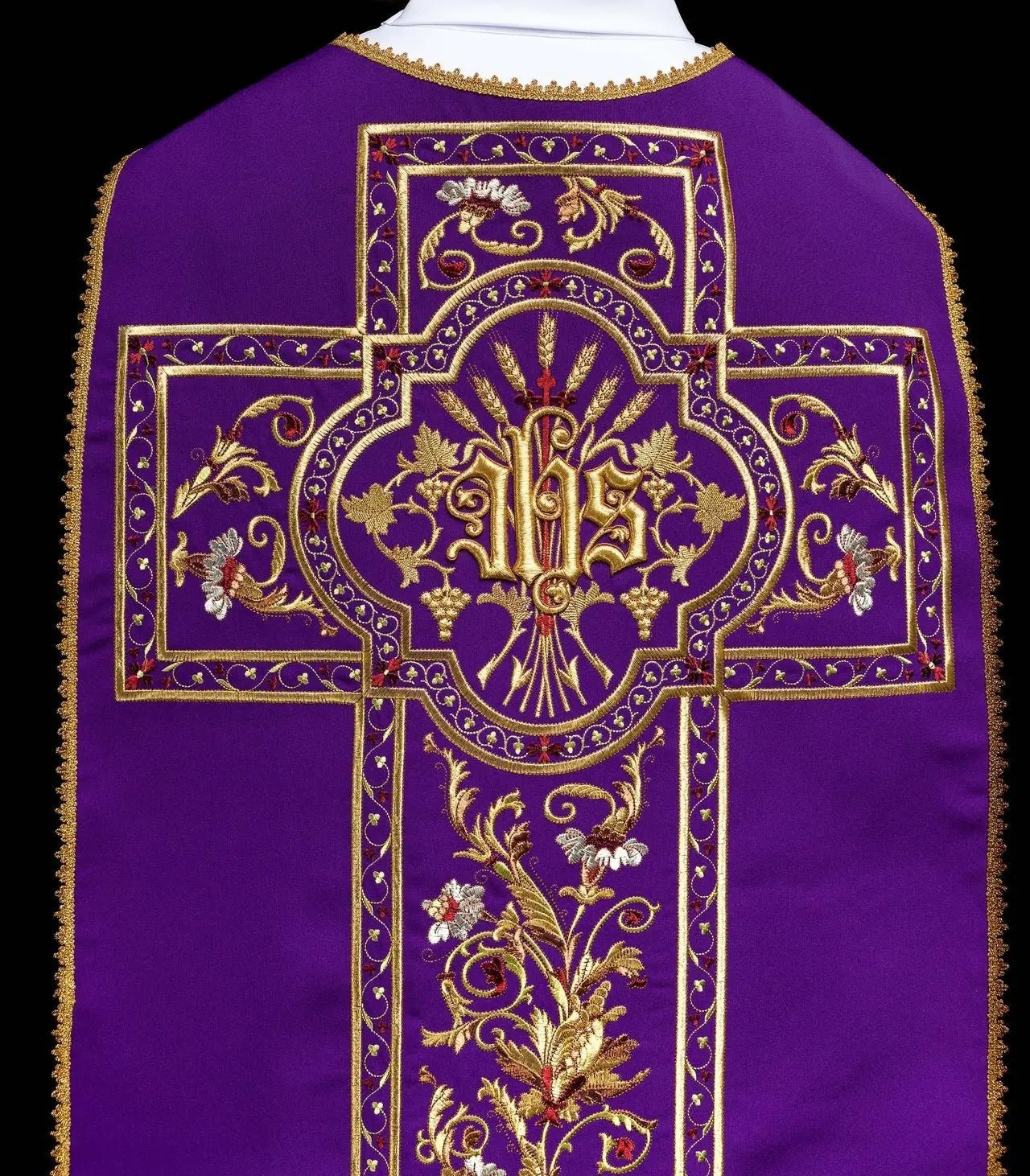 Chasuble romaine violette brodée avec motif IHS