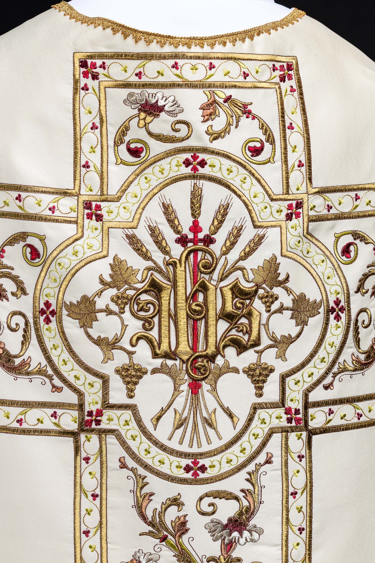 Ornat rzymski haftowany z motywem IHS - ORNATY.PL