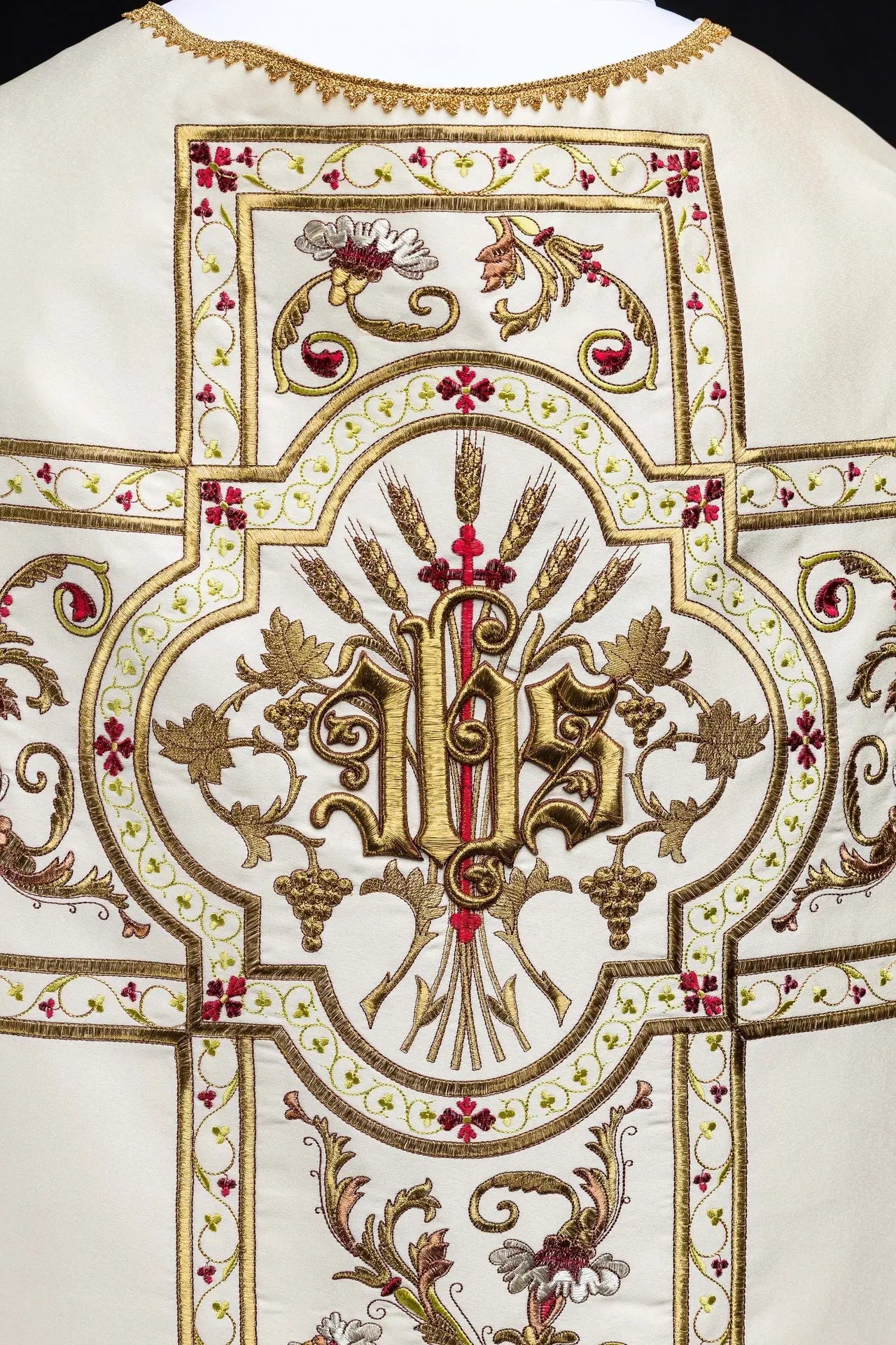 Chasuble romaine brodée avec motif IHS