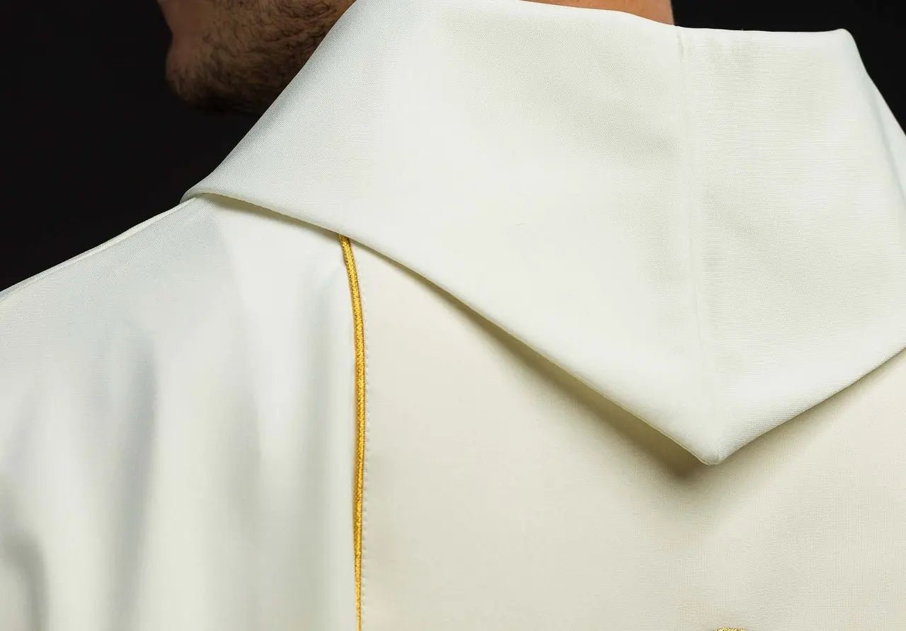 Chasuble écrue avec l'image de Jésus le Bon Pasteur