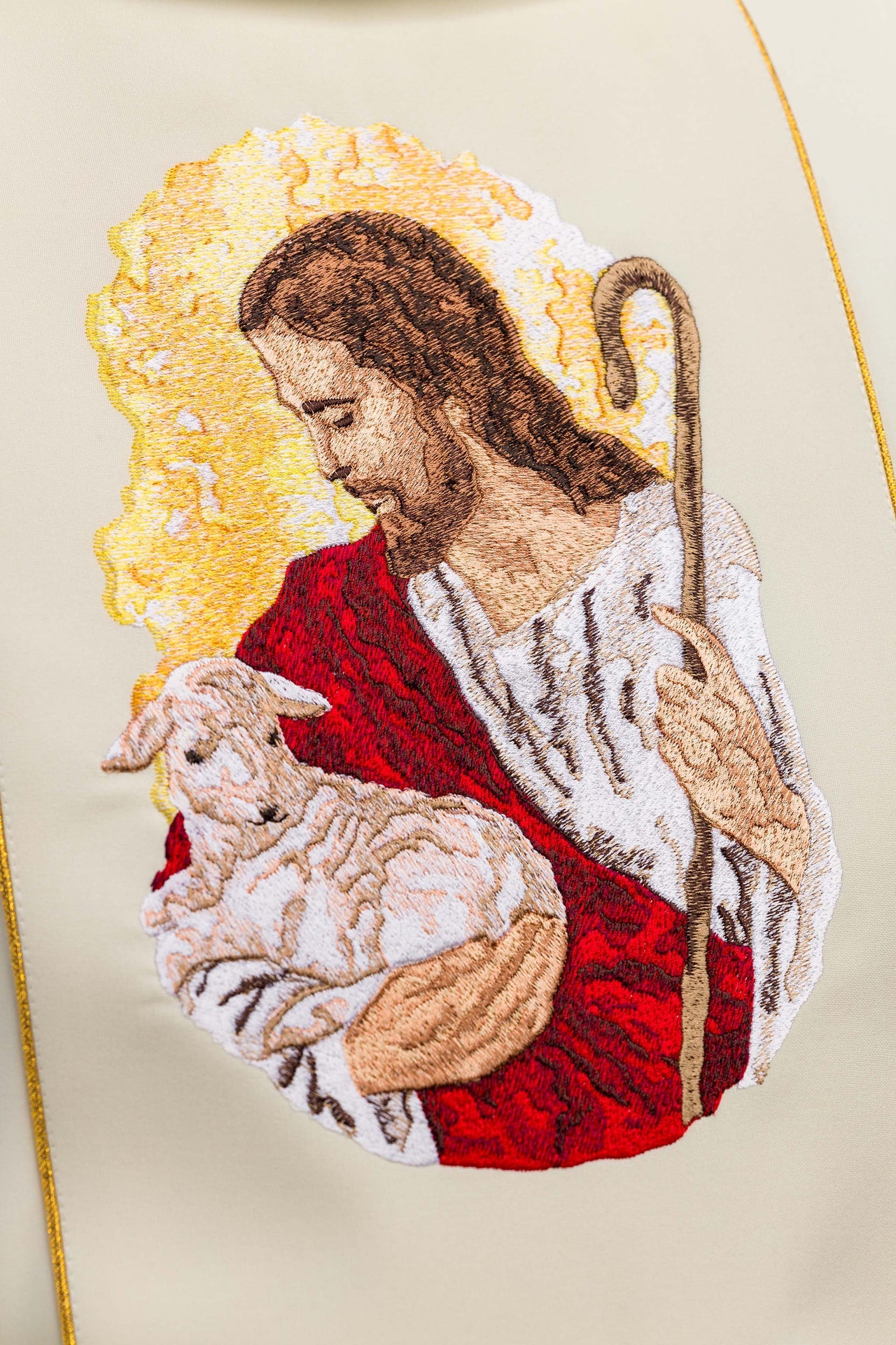 Chasuble écrue avec l'image de Jésus le Bon Pasteur
