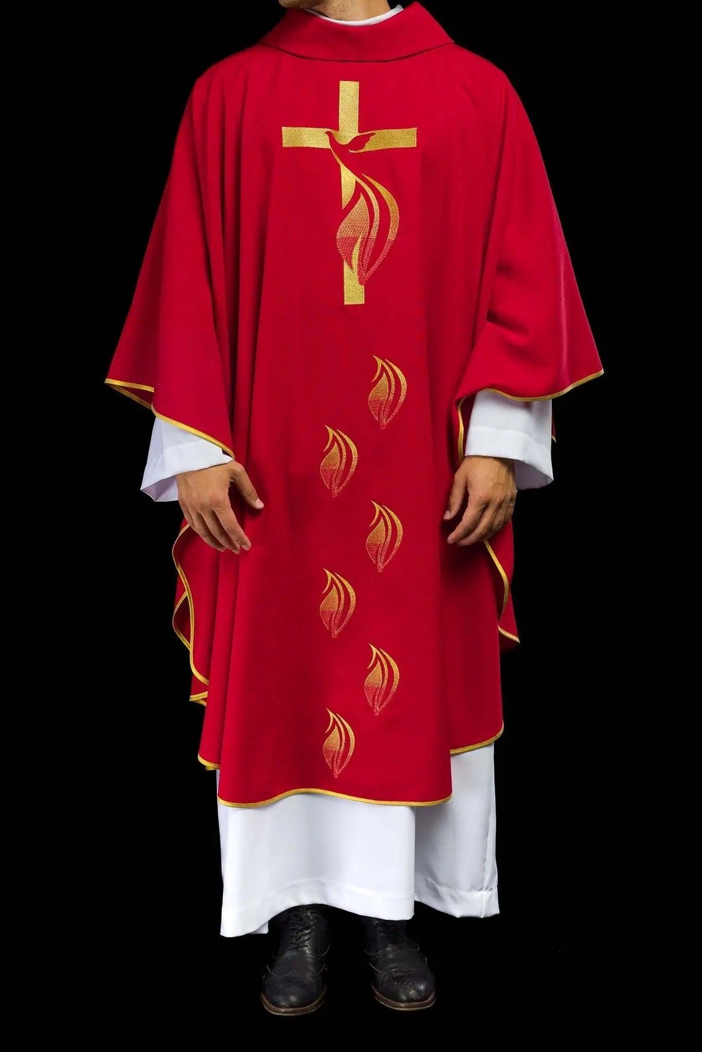 Chasuble rouge avec broderie du Saint-Esprit