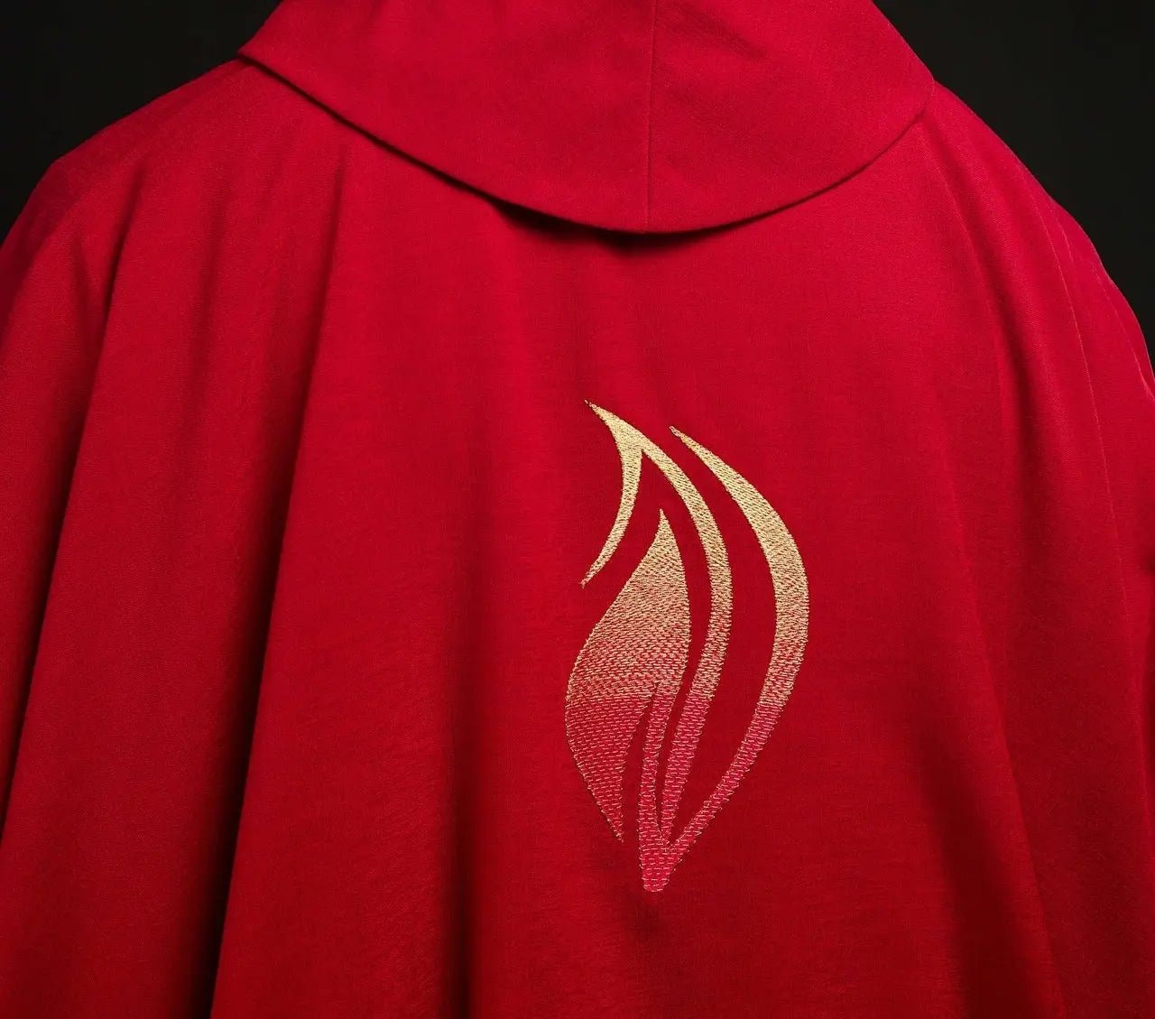 Chasuble rouge avec broderie du Saint-Esprit