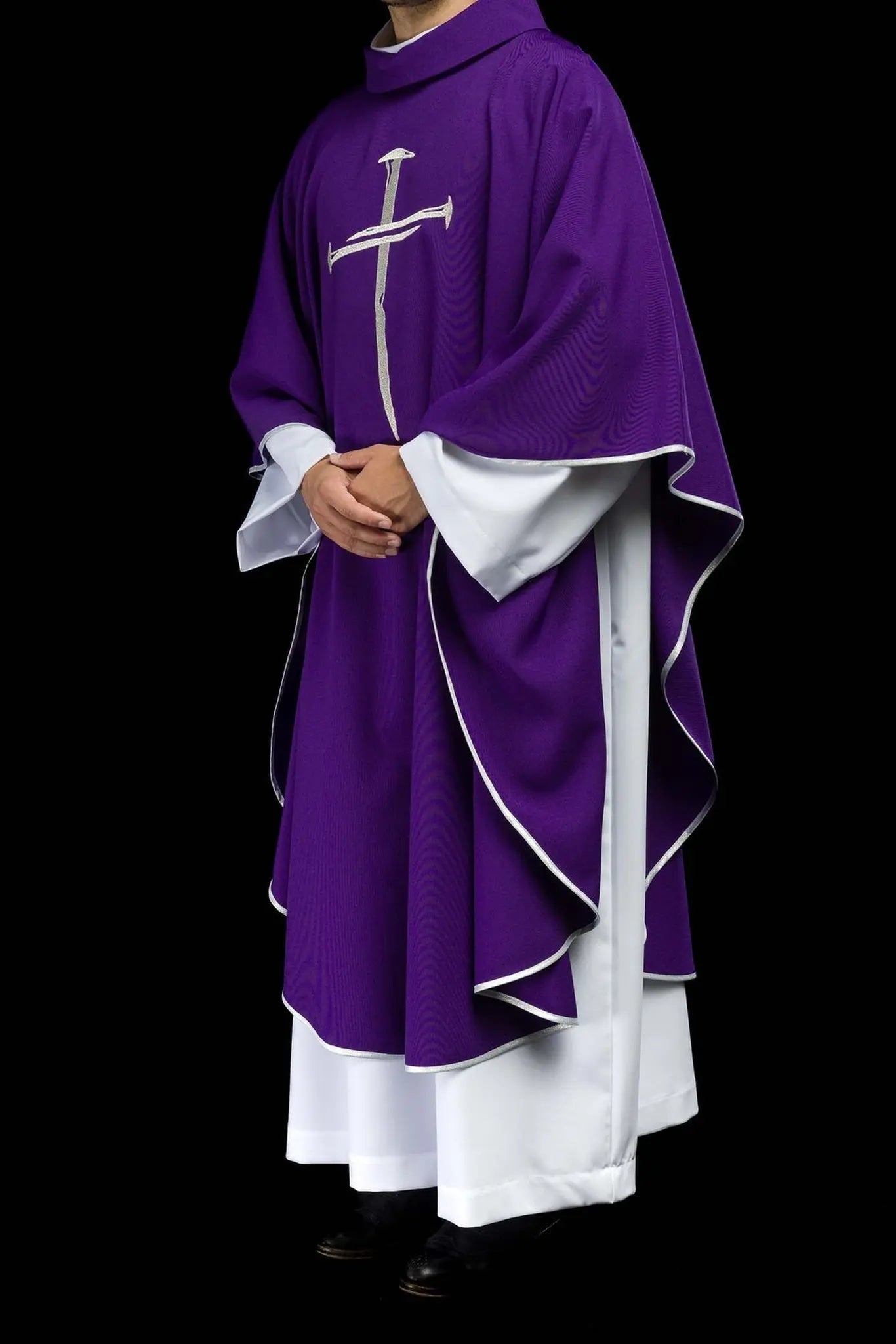 Chasuble violette avec croix brodée argentée pour le Carême