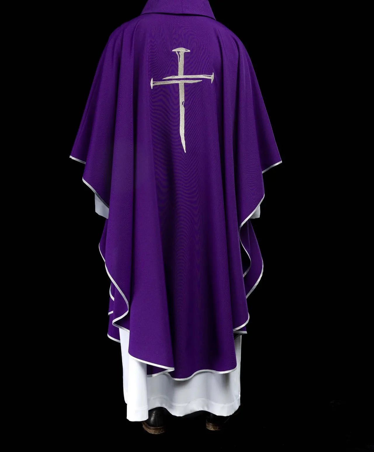 Chasuble violette avec croix brodée argentée pour le Carême