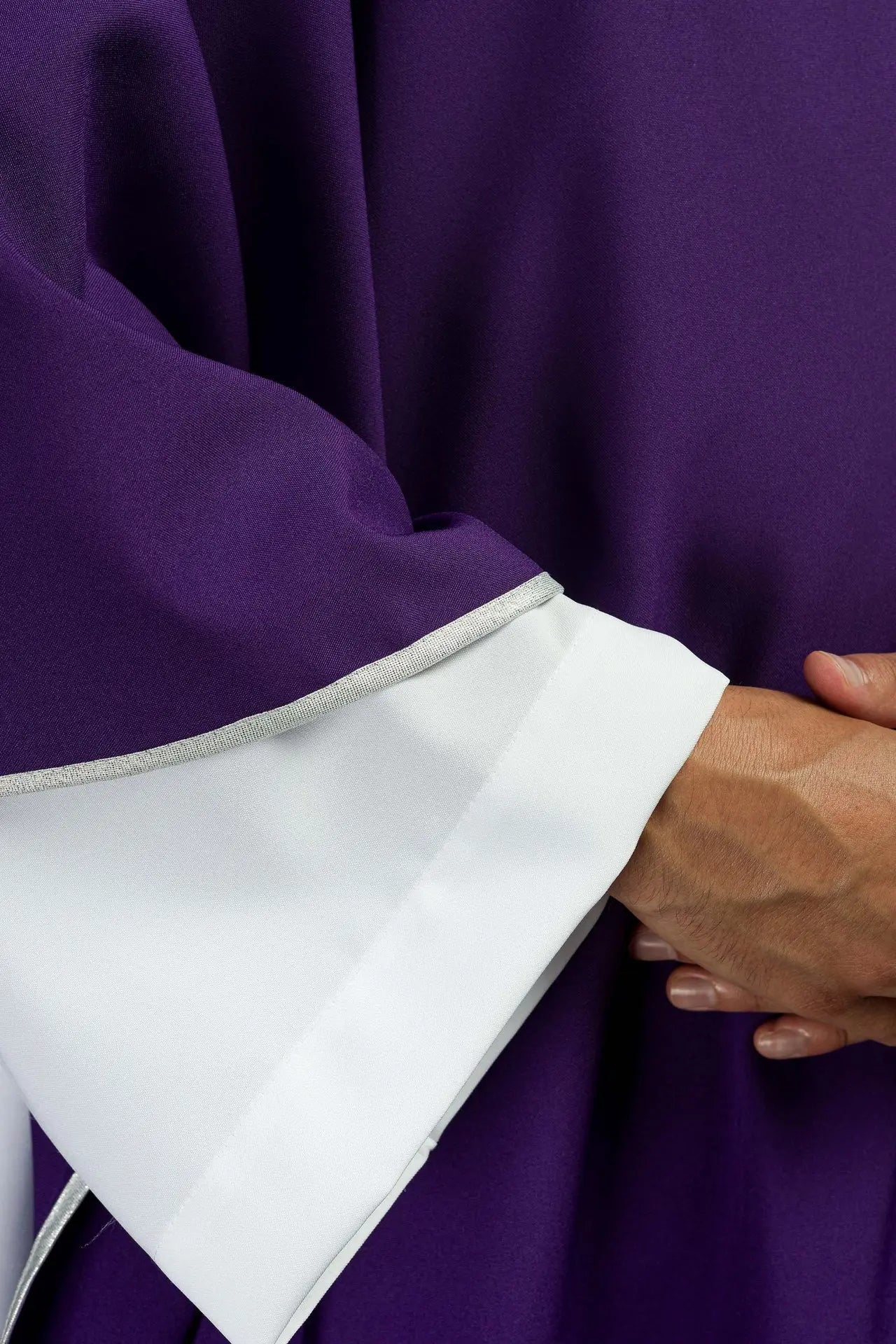 Chasuble violette avec croix brodée argentée pour le Carême
