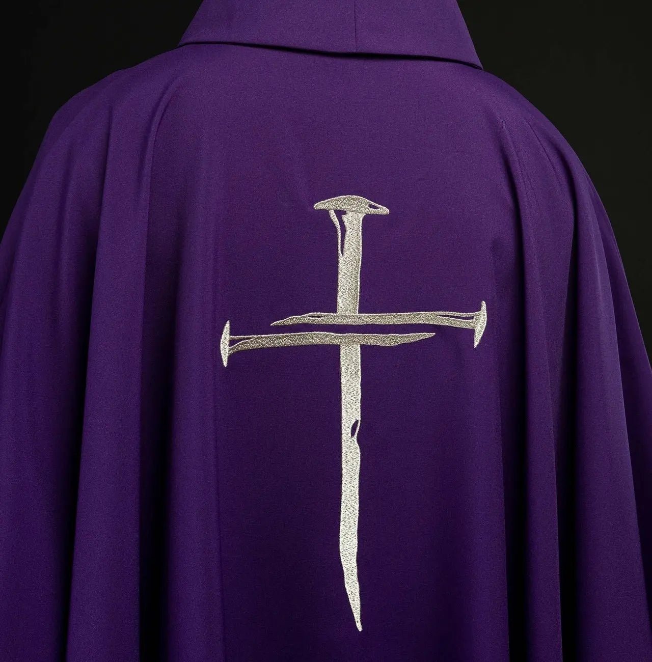 Chasuble violette avec croix brodée argentée pour le Carême